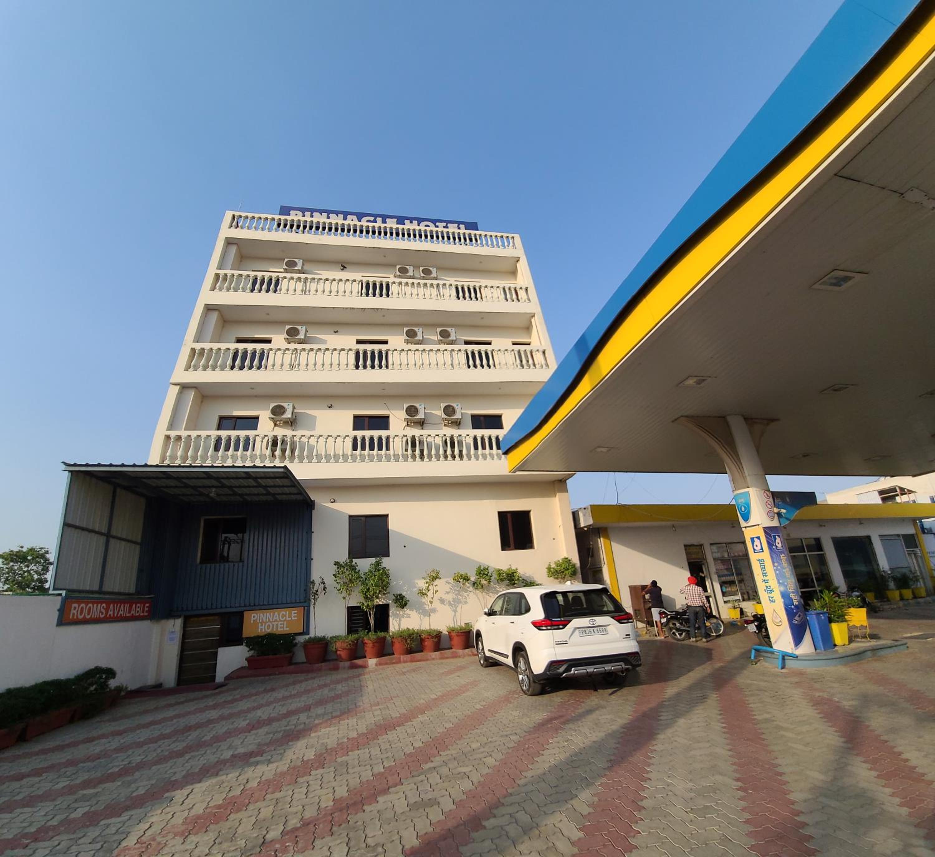 Pinnacle Hotel