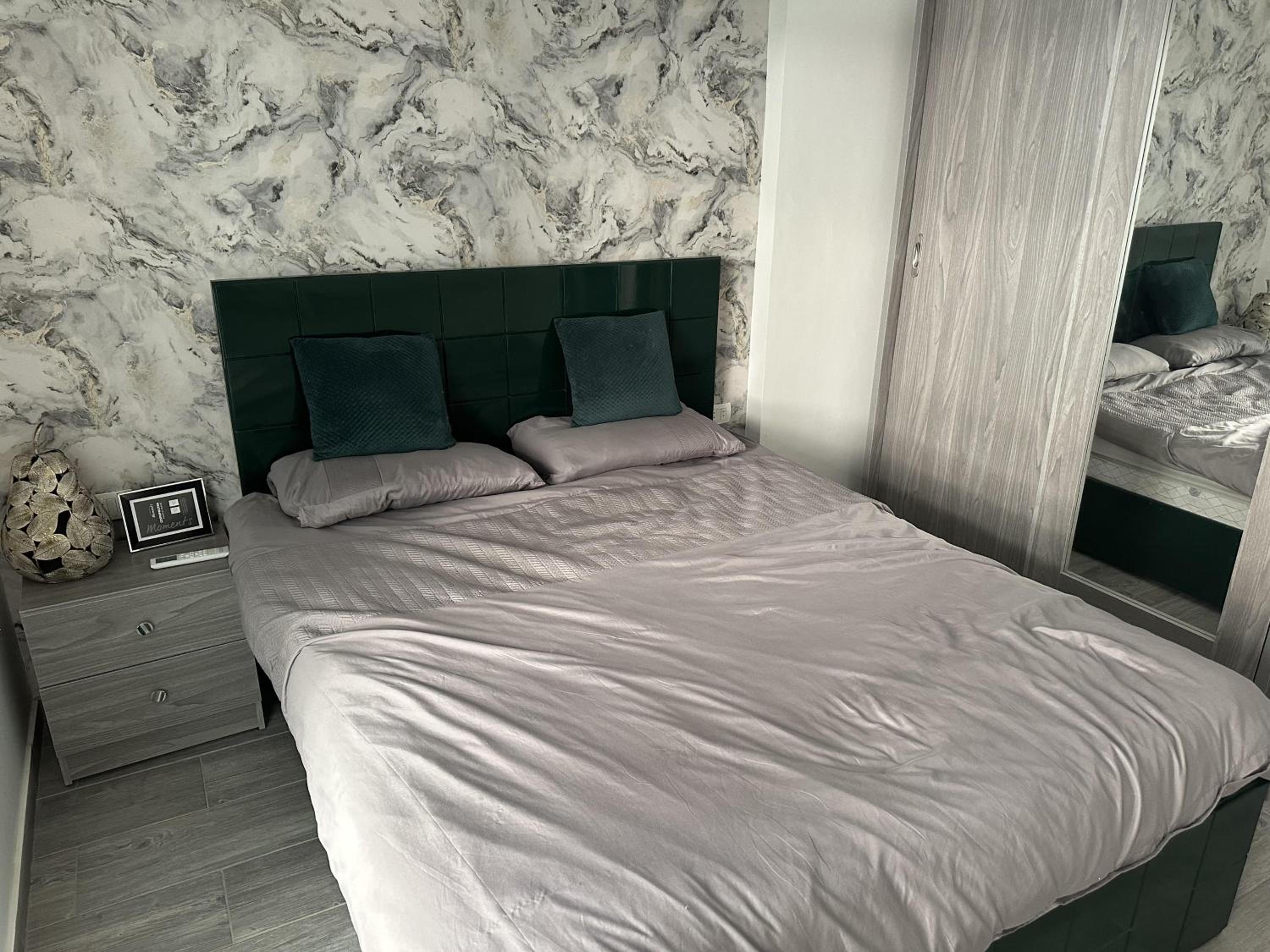 1 Bed Apartment Sleeps 2 - Communal Pool - Parking