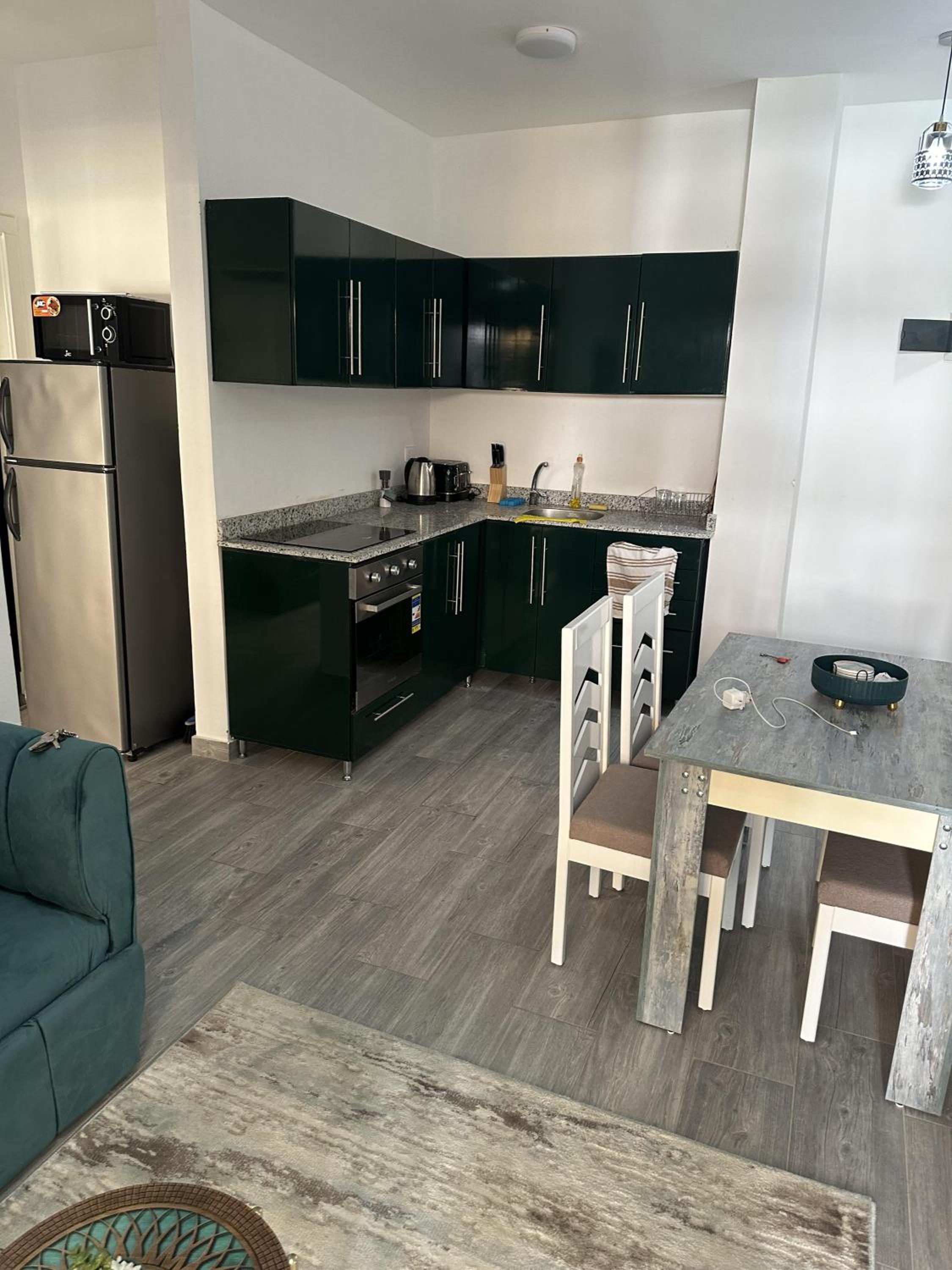 1 Bed Apartment Sleeps 2 - Communal Pool - Parking