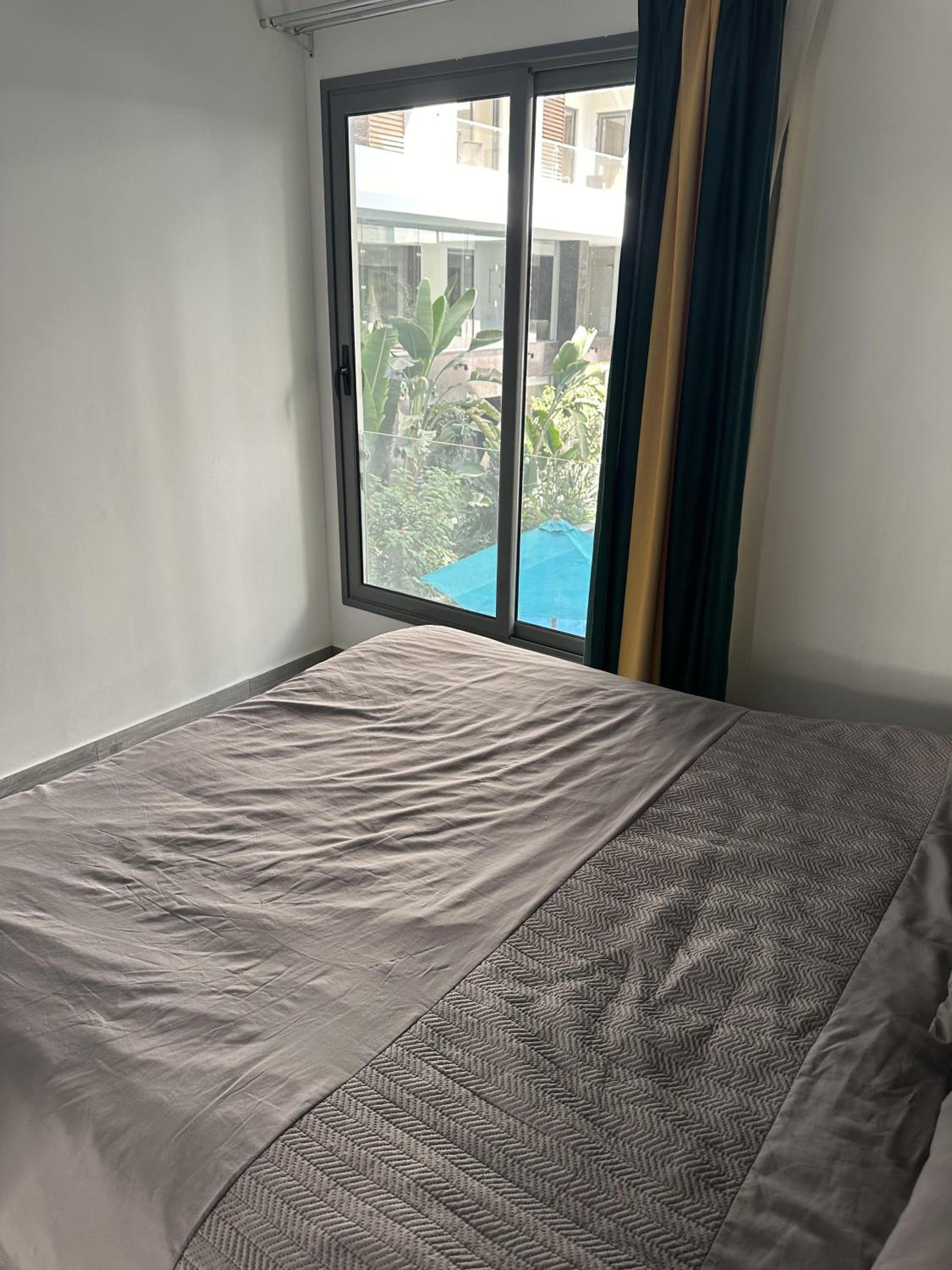1 Bed Apartment Sleeps 2 - Communal Pool - Parking