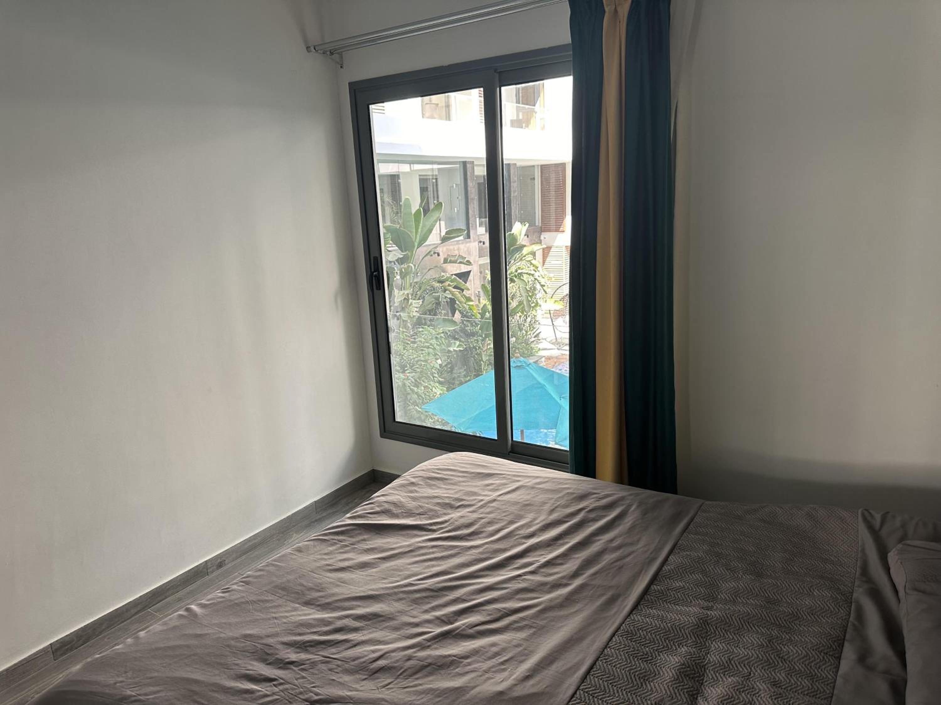 1 Bed Apartment Sleeps 2 - Communal Pool - Parking