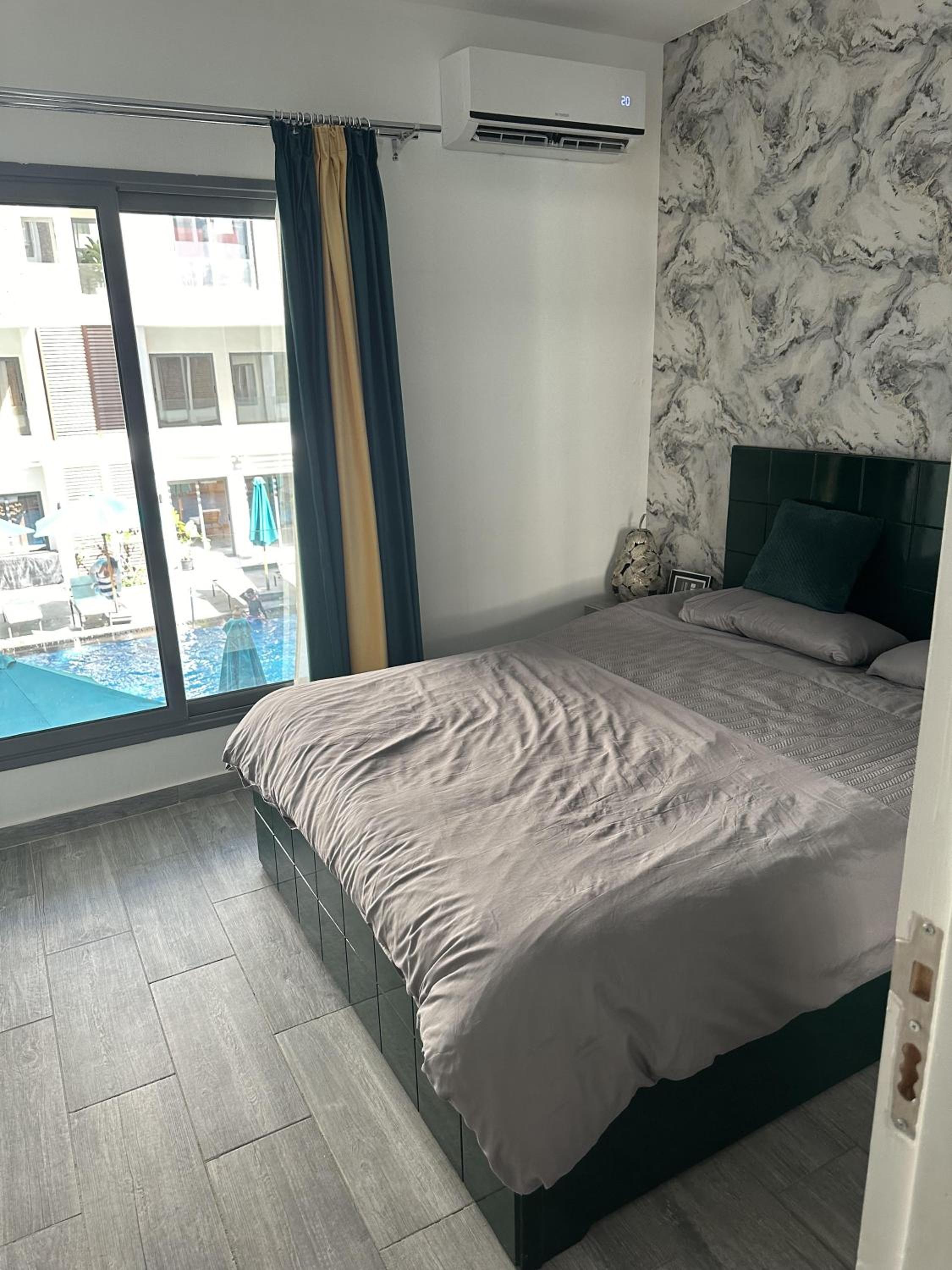 1 Bed Apartment Sleeps 2 - Communal Pool - Parking