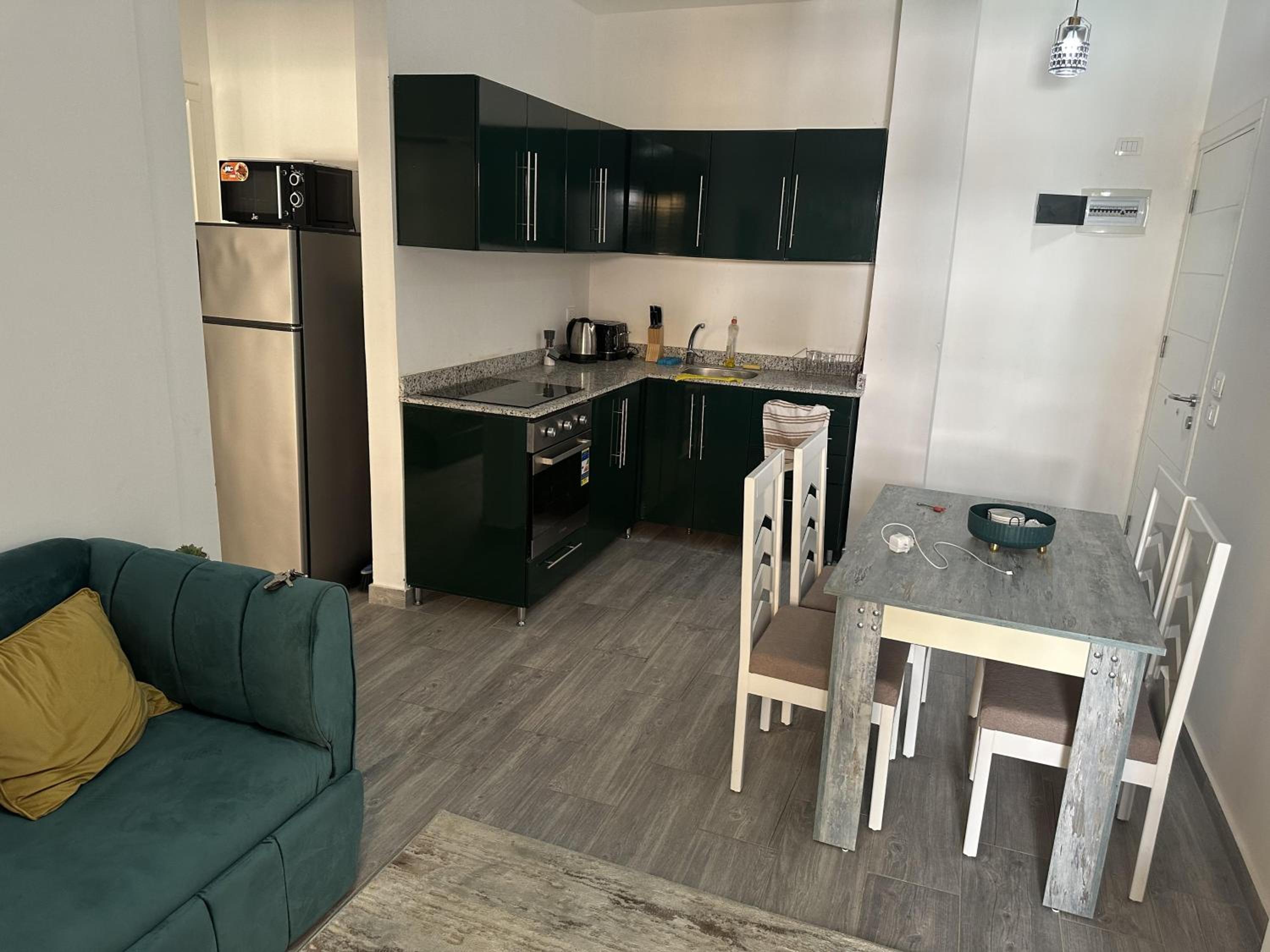 1 Bed Apartment Sleeps 2 - Communal Pool - Parking