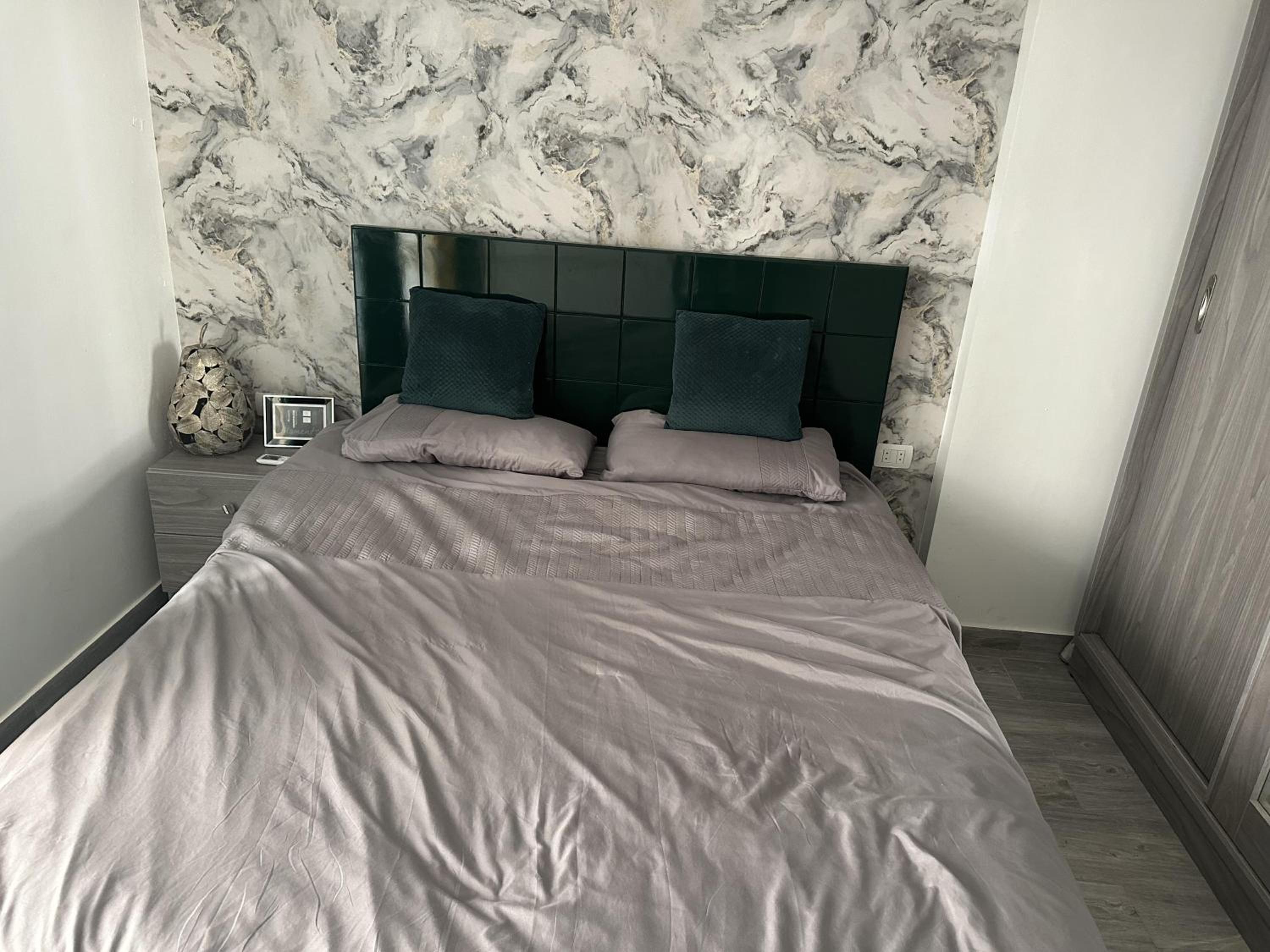 1 Bed Apartment Sleeps 2 - Communal Pool - Parking