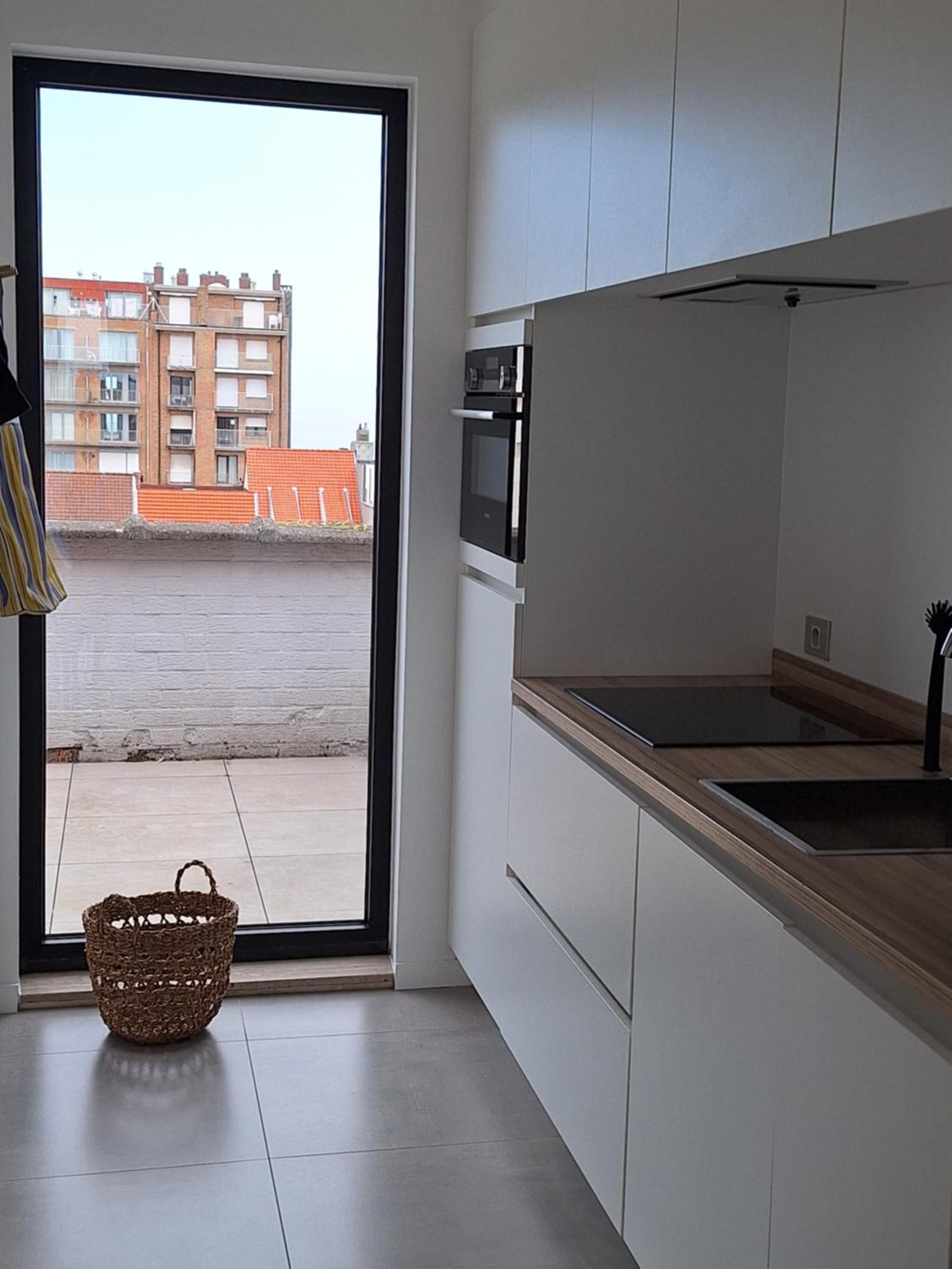 zonnig vernieuwd penthouse dicht bij het strand