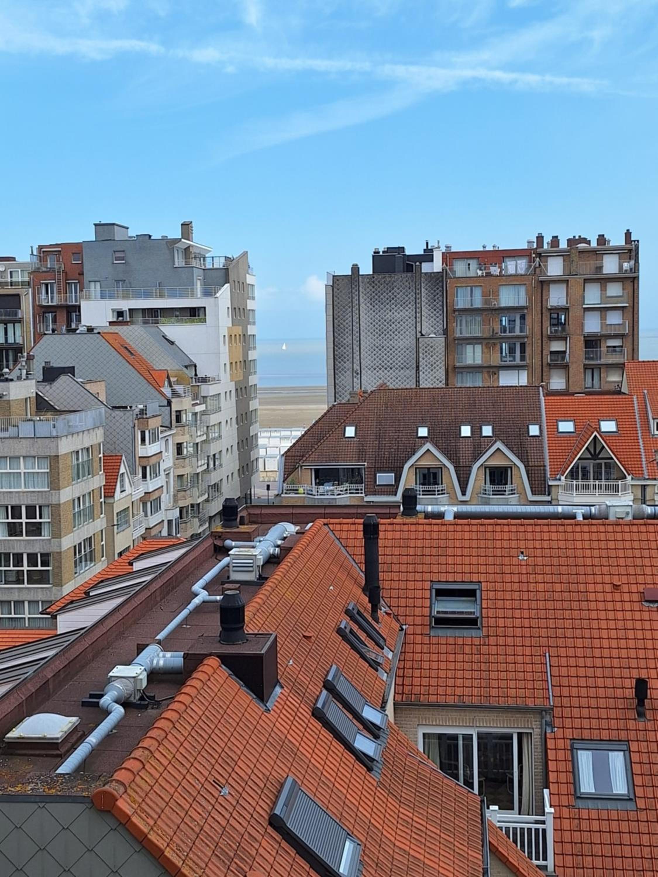 zonnig vernieuwd penthouse dicht bij het strand