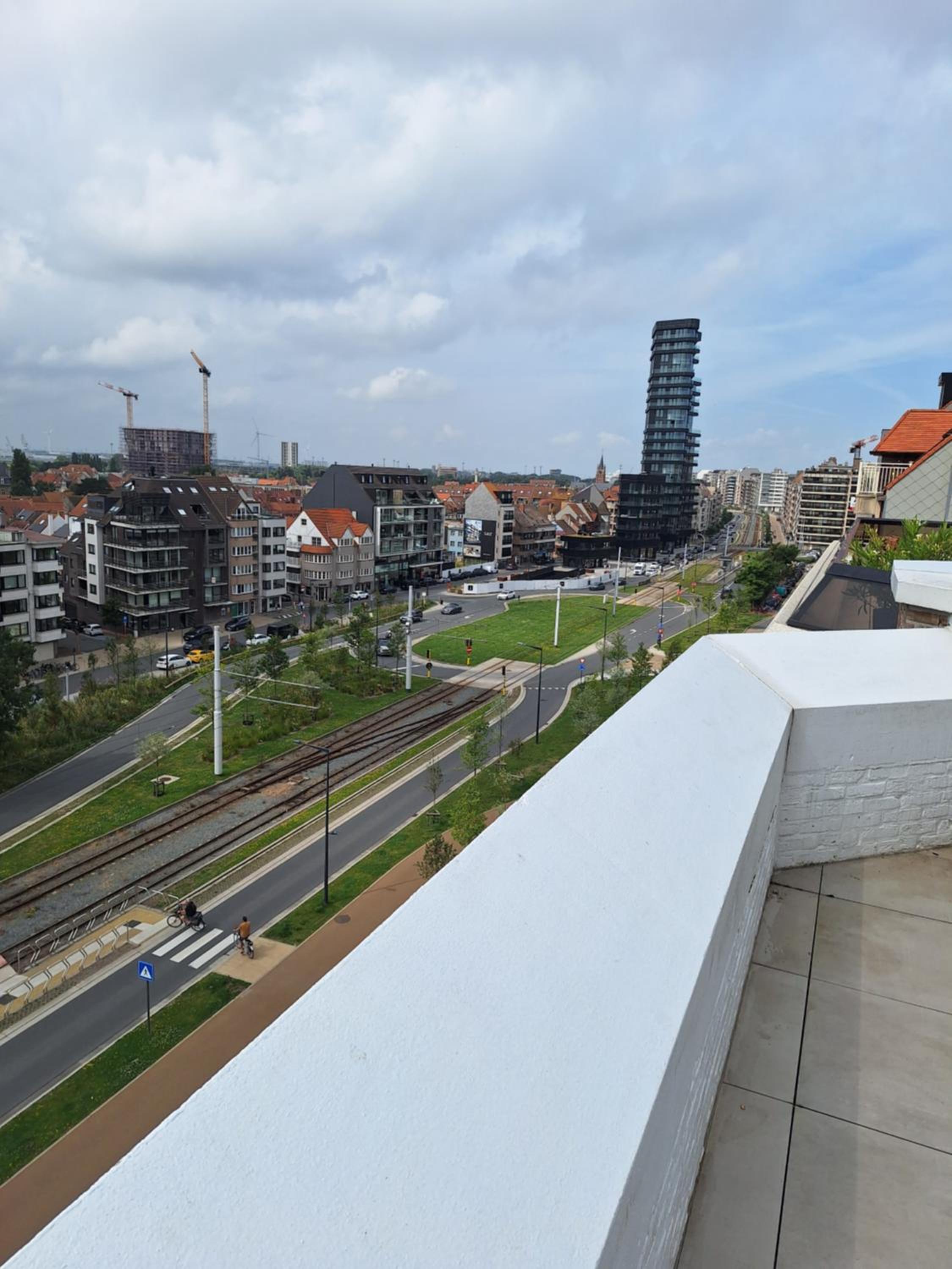 zonnig vernieuwd penthouse dicht bij het strand