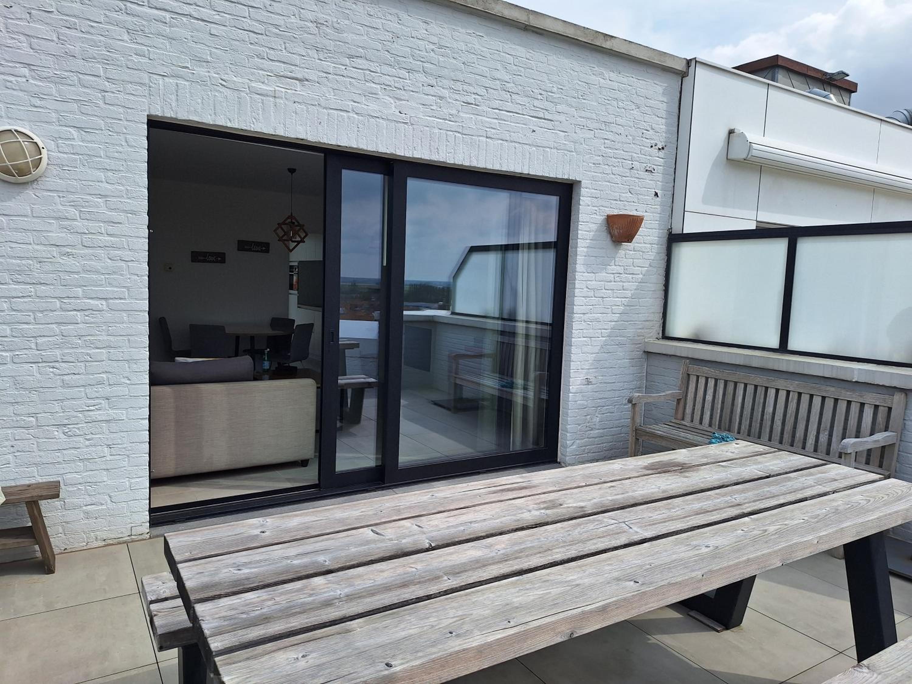 zonnig vernieuwd penthouse dicht bij het strand