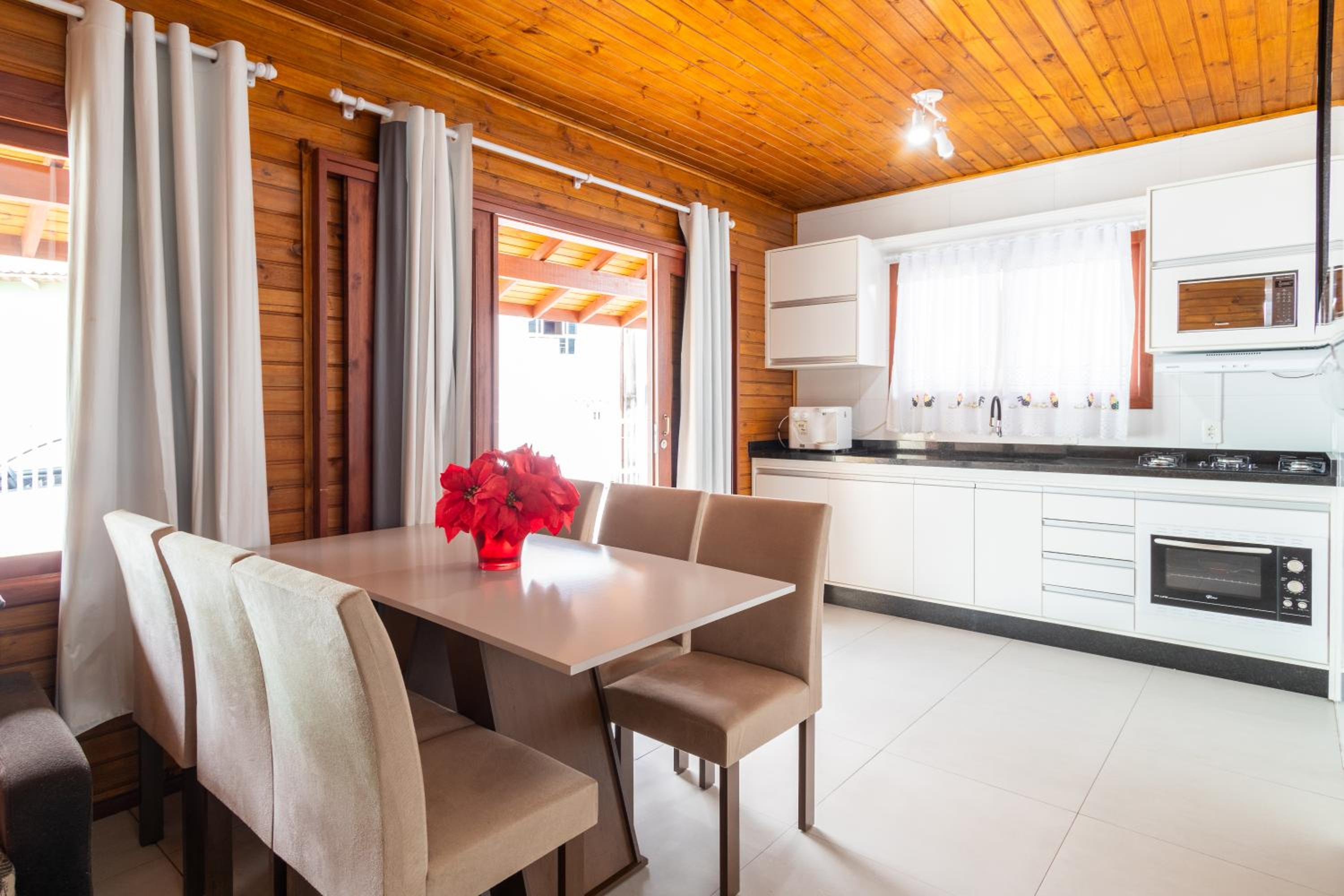 150m da Praia e a 300m do Villa Casarão WZ8850