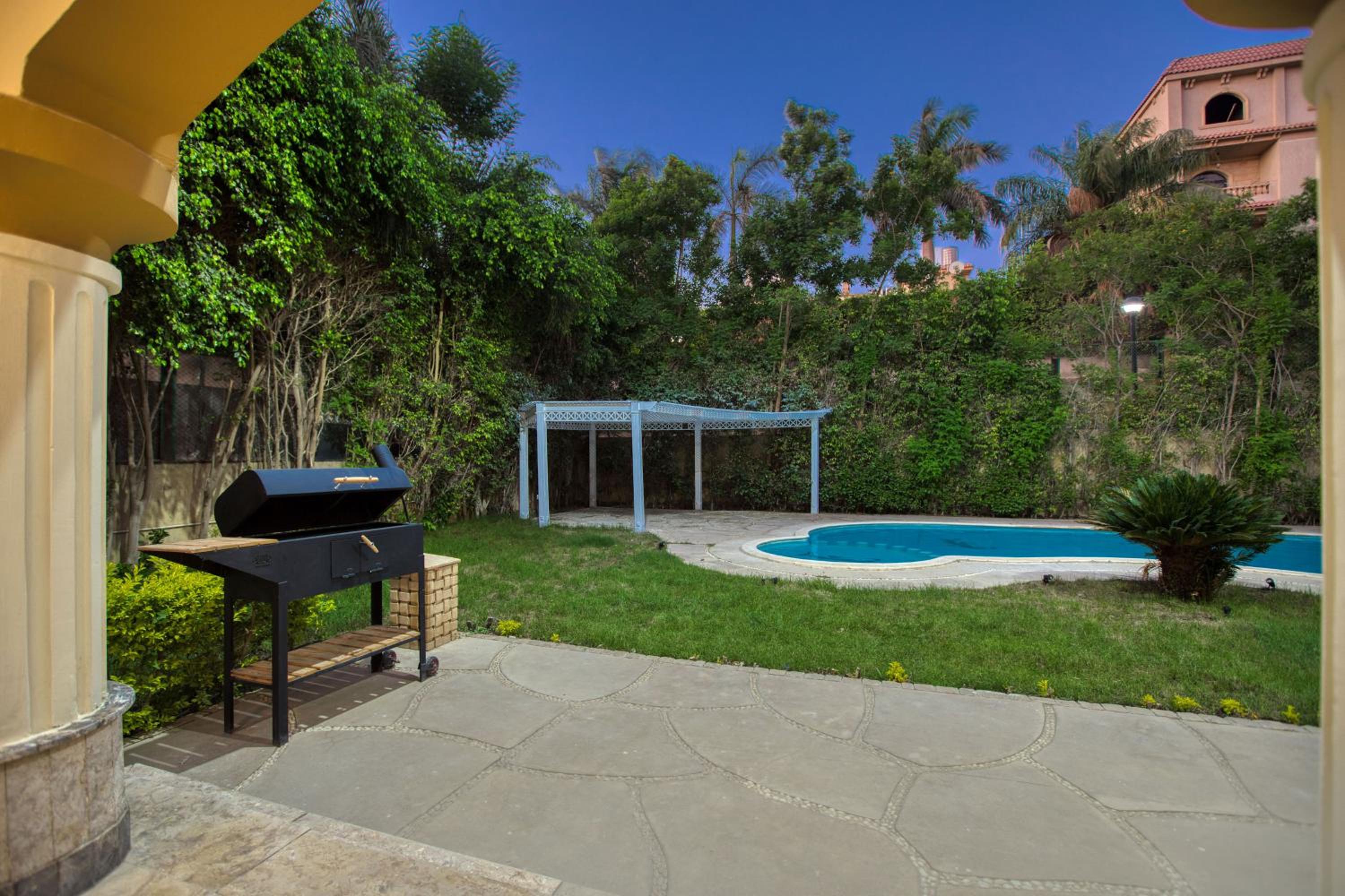 Host Prime - Paradise Villa with Pool at Rehab City