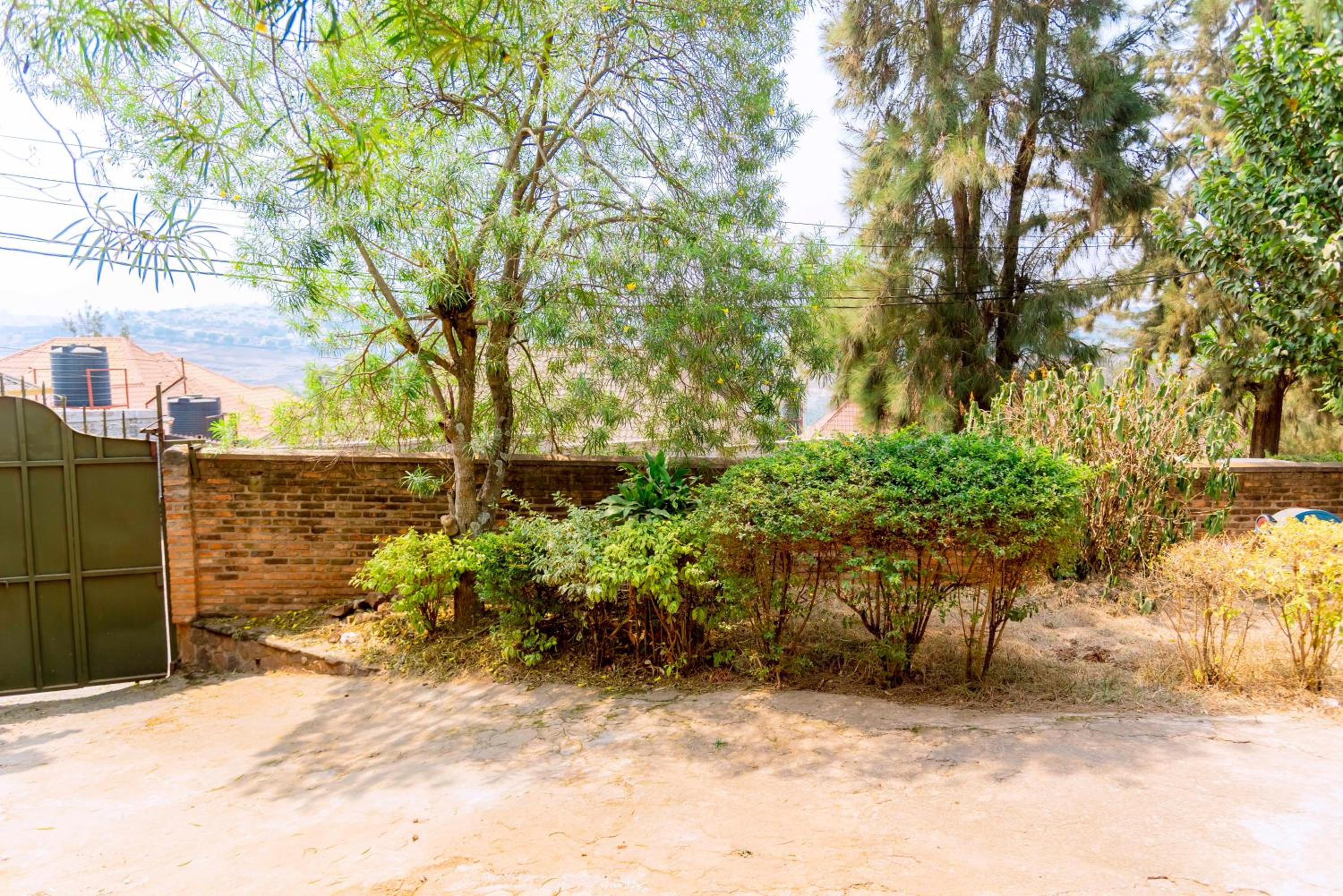 Cosy nature flat at the center of Kigali view 2