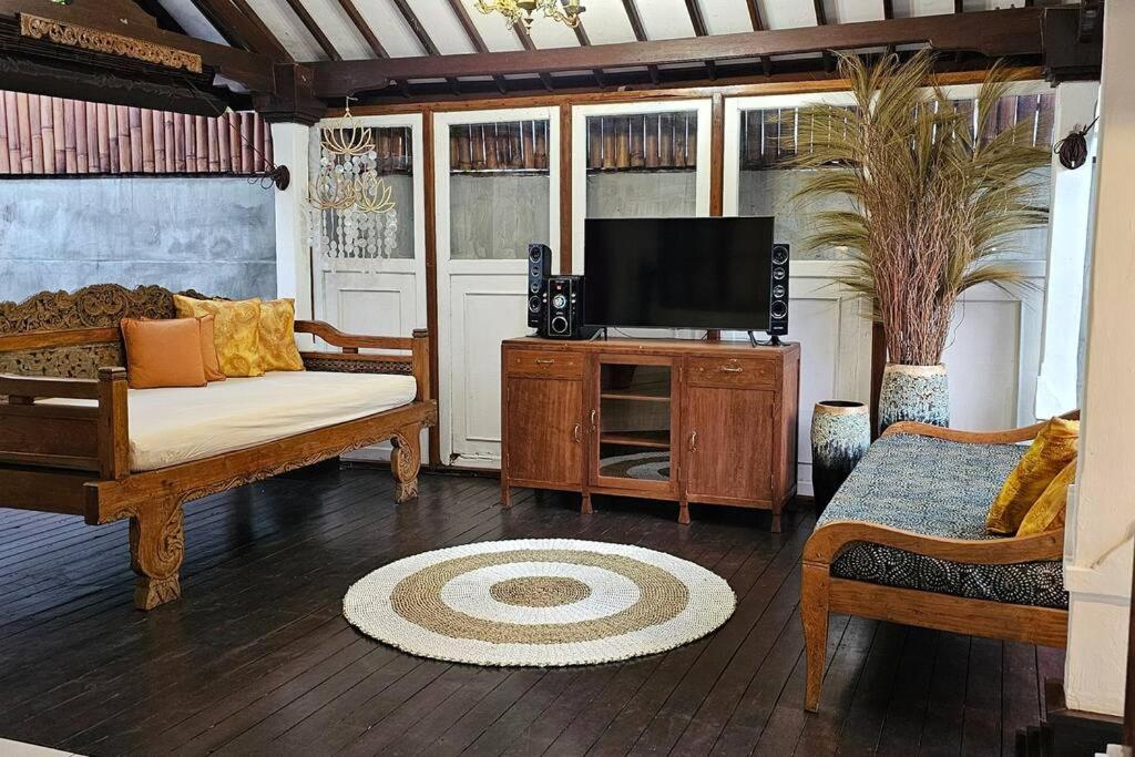charming balinese Shanty house