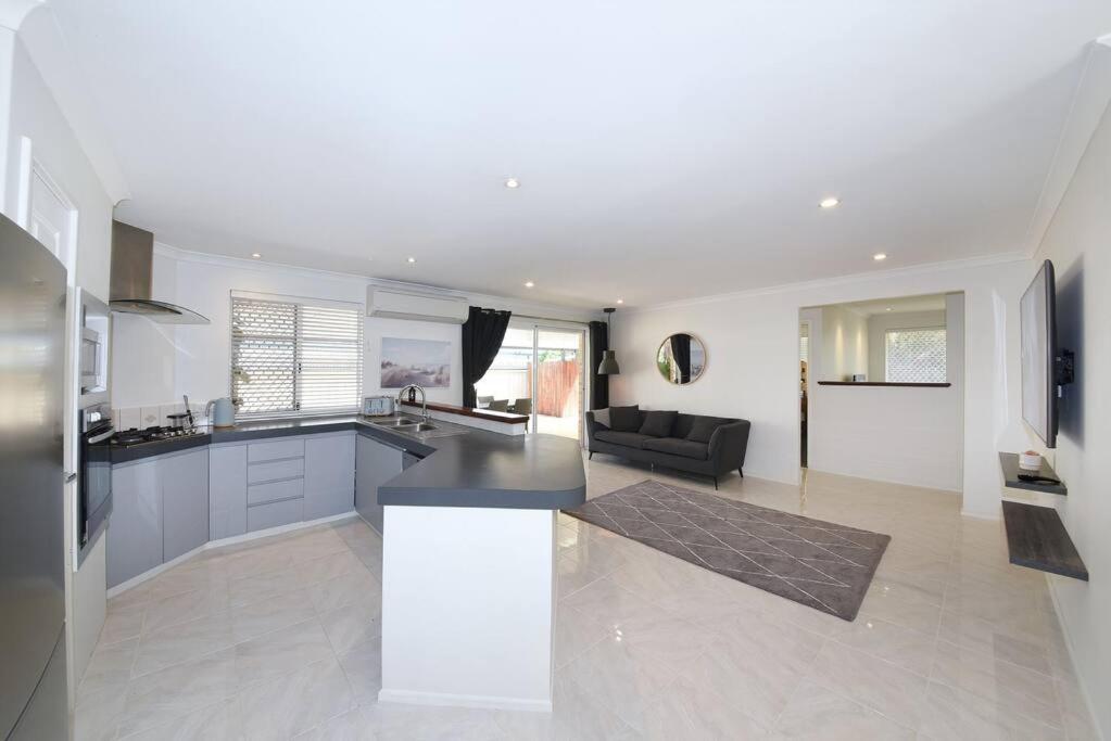 Cheerful 4-bedroom with Spa!