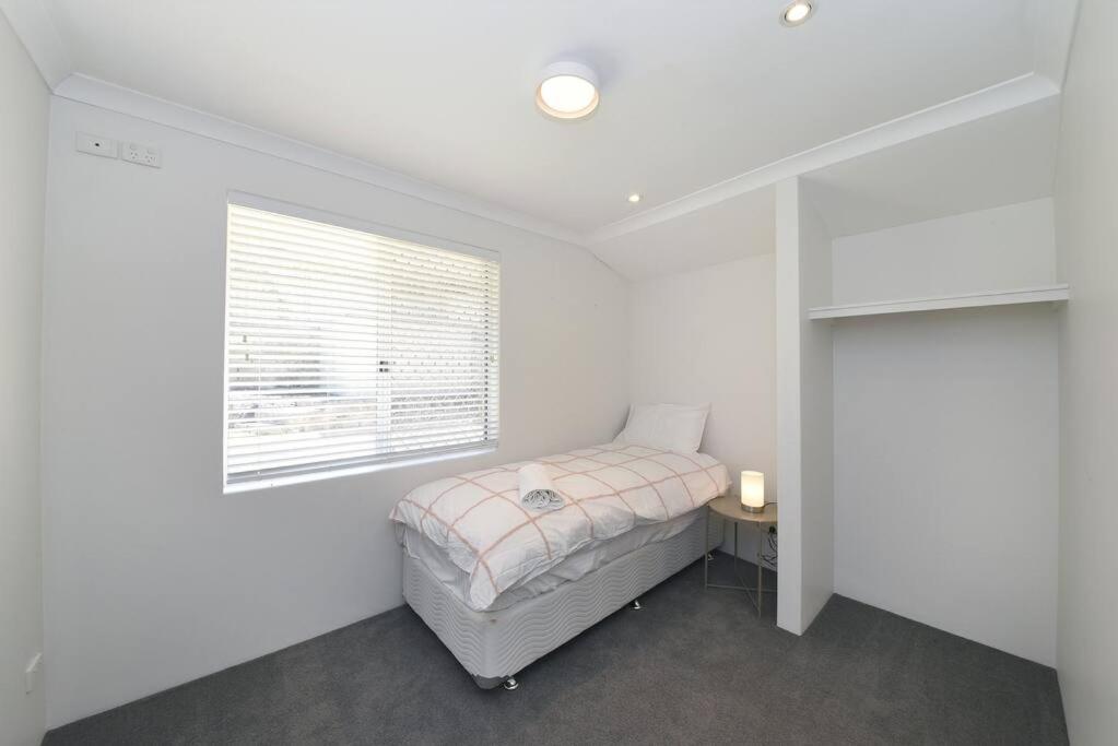 Cheerful 4-bedroom with Spa!