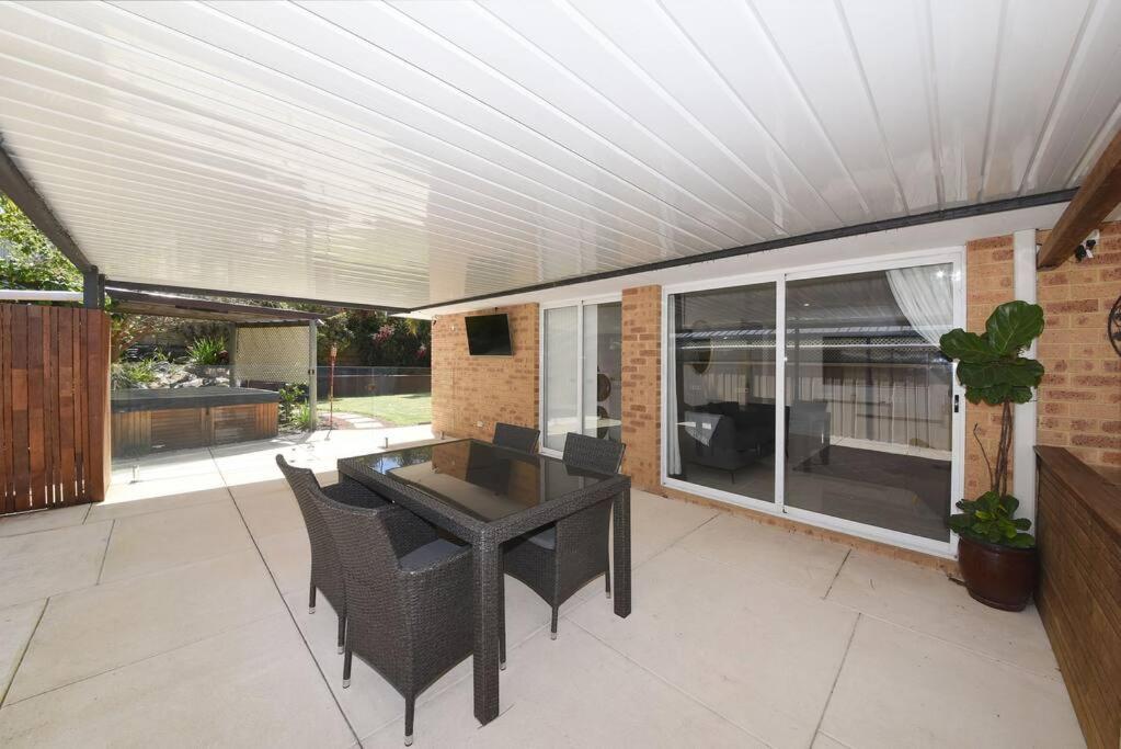 Cheerful 4-bedroom with Spa!