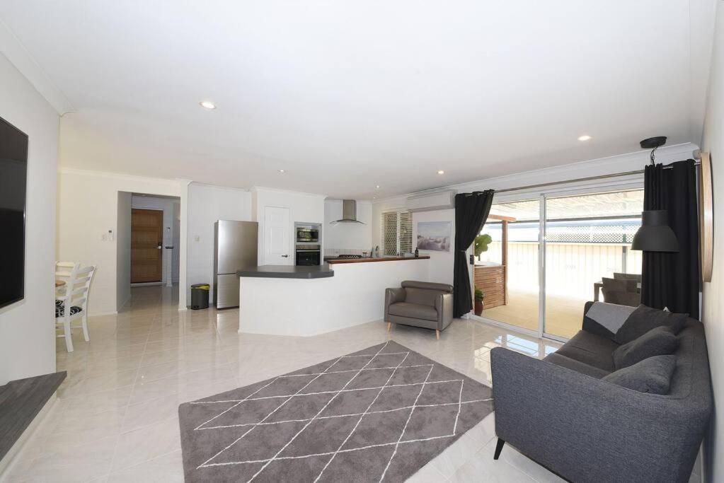 Cheerful 4-bedroom with Spa!