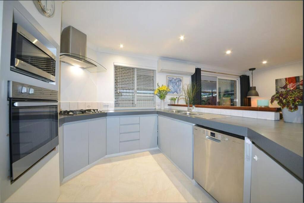 Cheerful 4-bedroom with Spa!