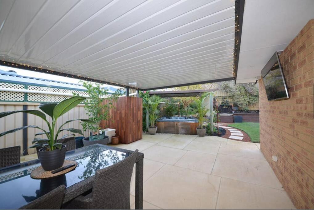 Cheerful 4-bedroom with Spa!