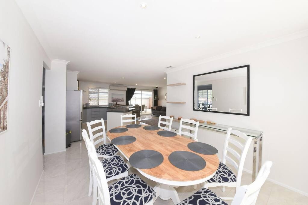 Cheerful 4-bedroom with Spa!