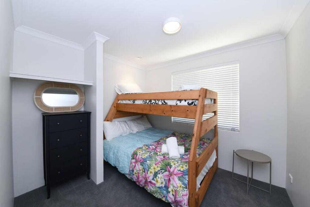 Cheerful 4-bedroom with Spa!