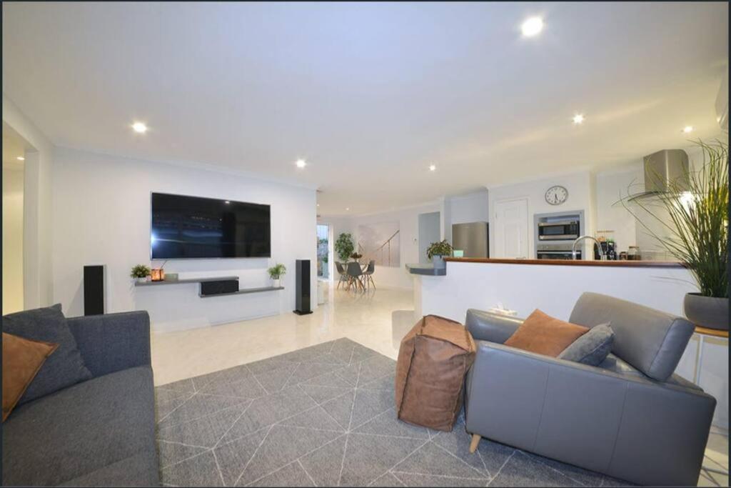 Cheerful 4-bedroom with Spa!