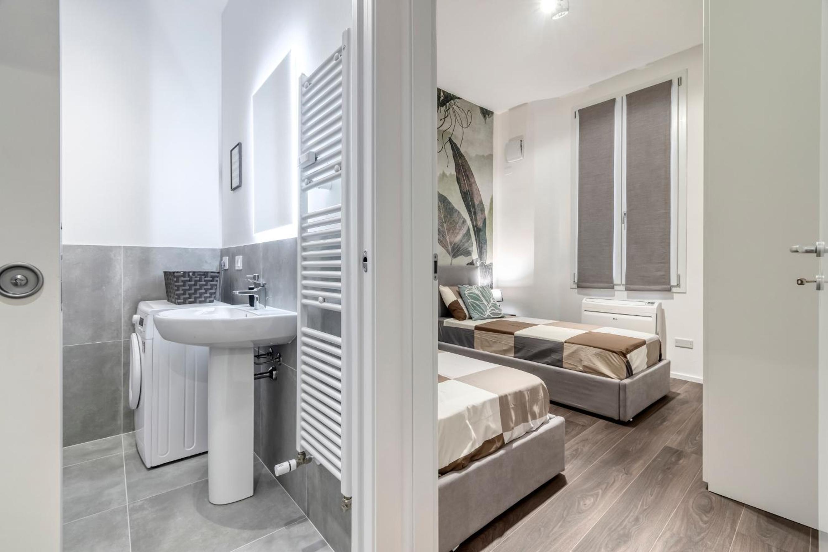 Carbonara Palace 3 - Luxury Comfort under Medieval Towers view 5