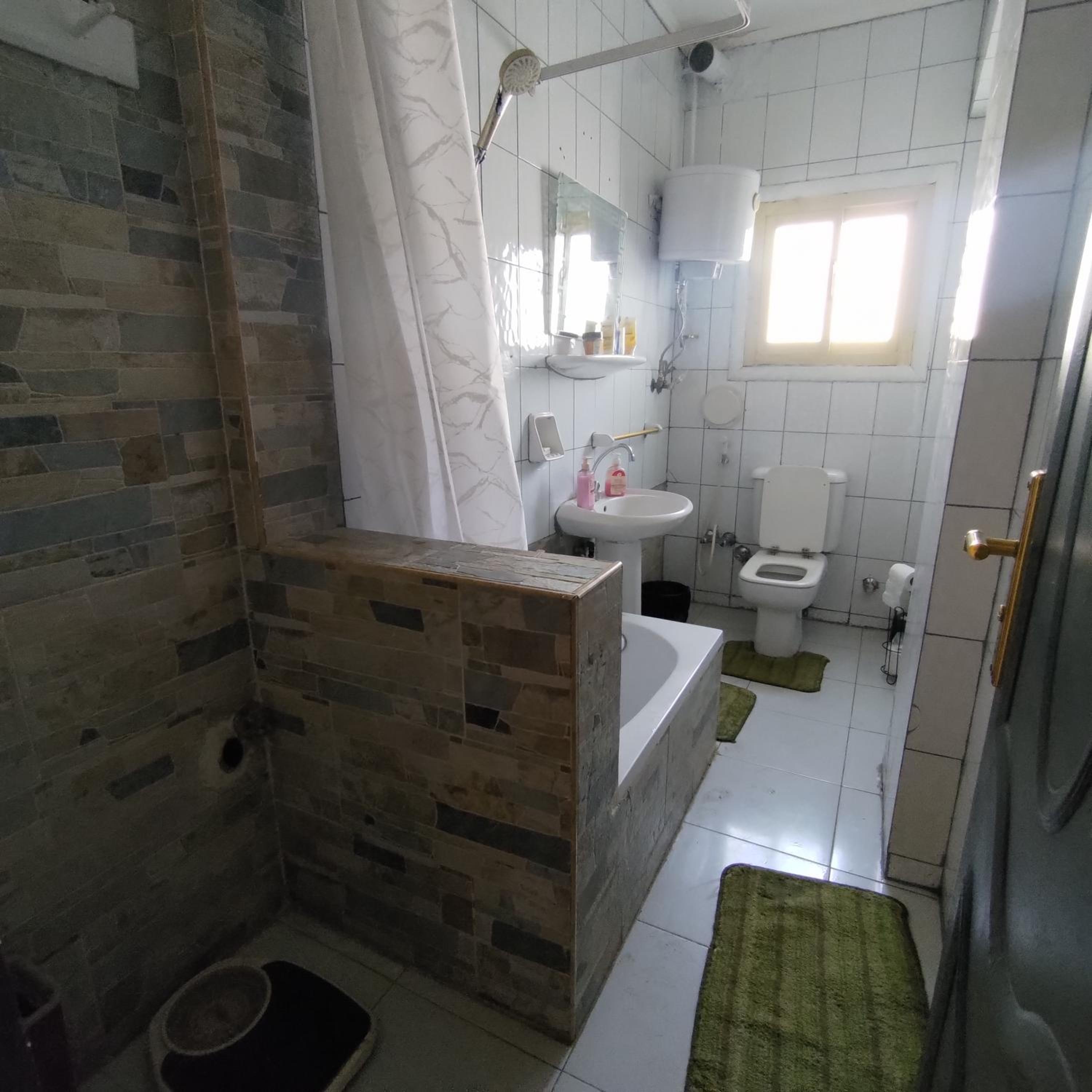Cairo Gem budget room with AC and smart TV, 12minutes from the airport please only book through booking we can't offer booking outside the app, please cont