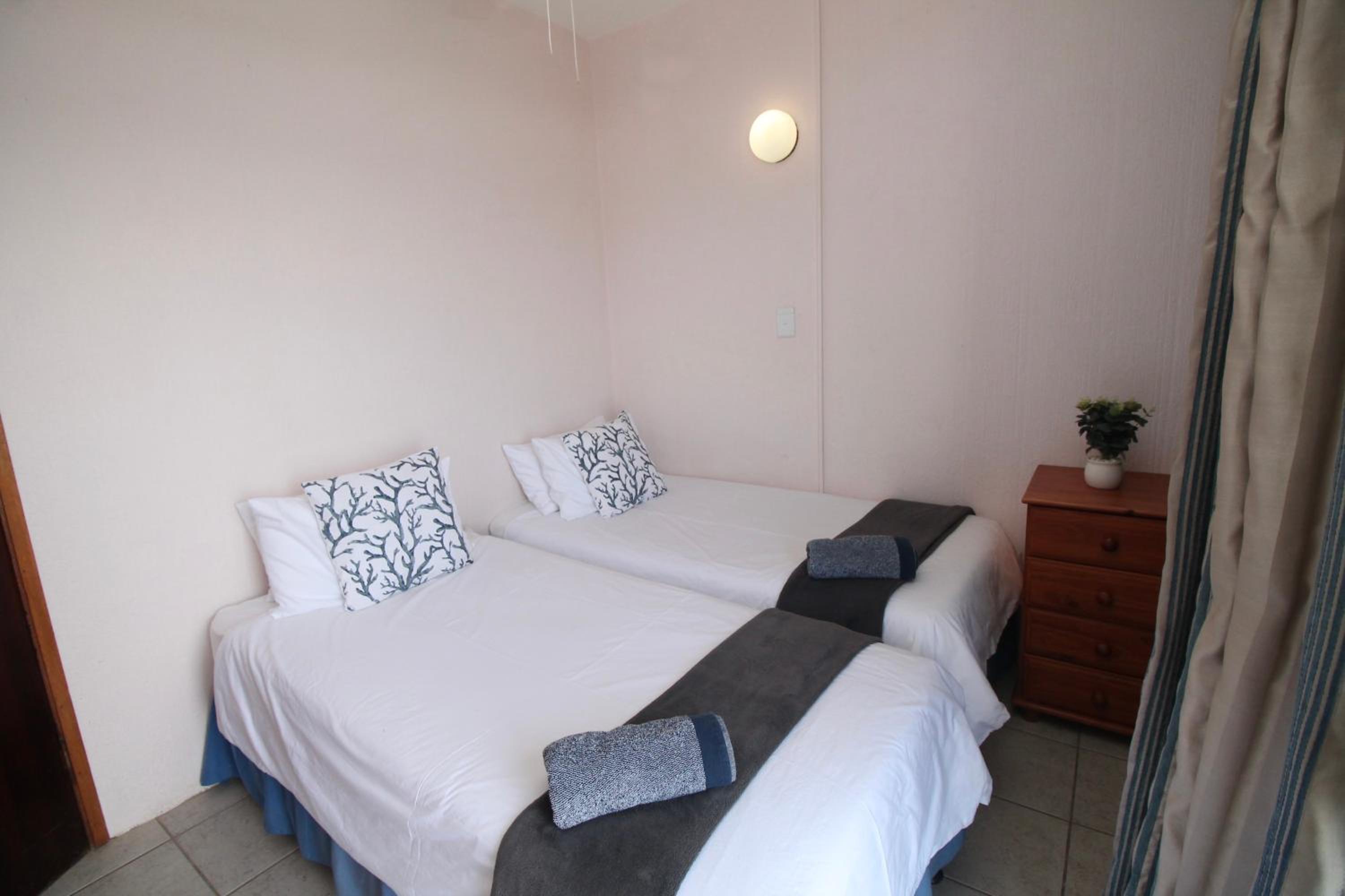 Uvongo Cabanas 1B view 4