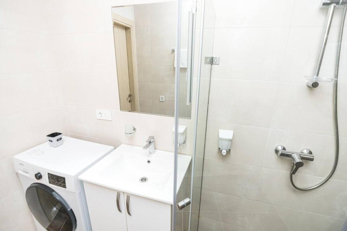 ROION Batumi Delightful studio E1013 with Pool view 4