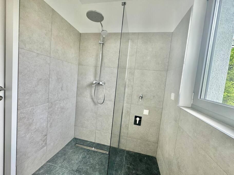 Rooftop Apartment with Balcony & Free Parking