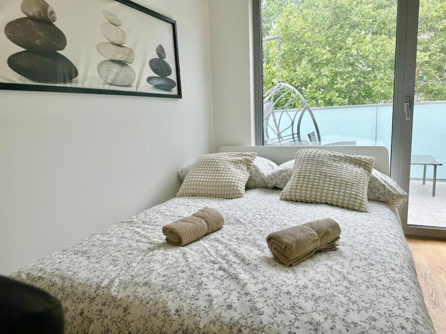Rooftop Apartment with Balcony & Free Parking