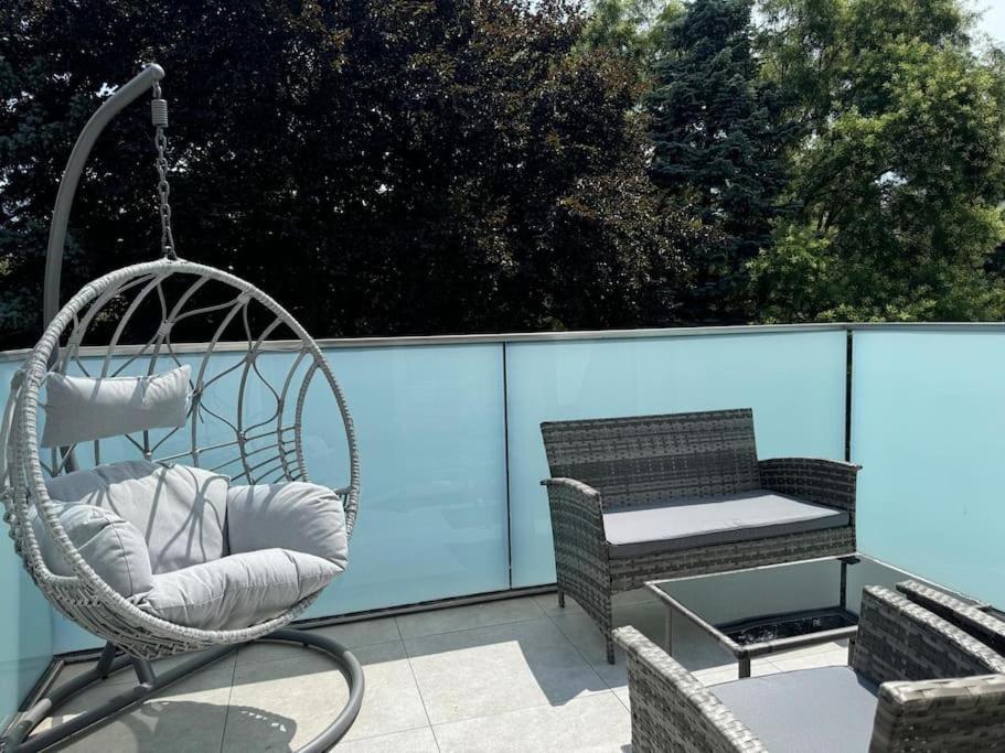 Rooftop Apartment with Balcony & Free Parking