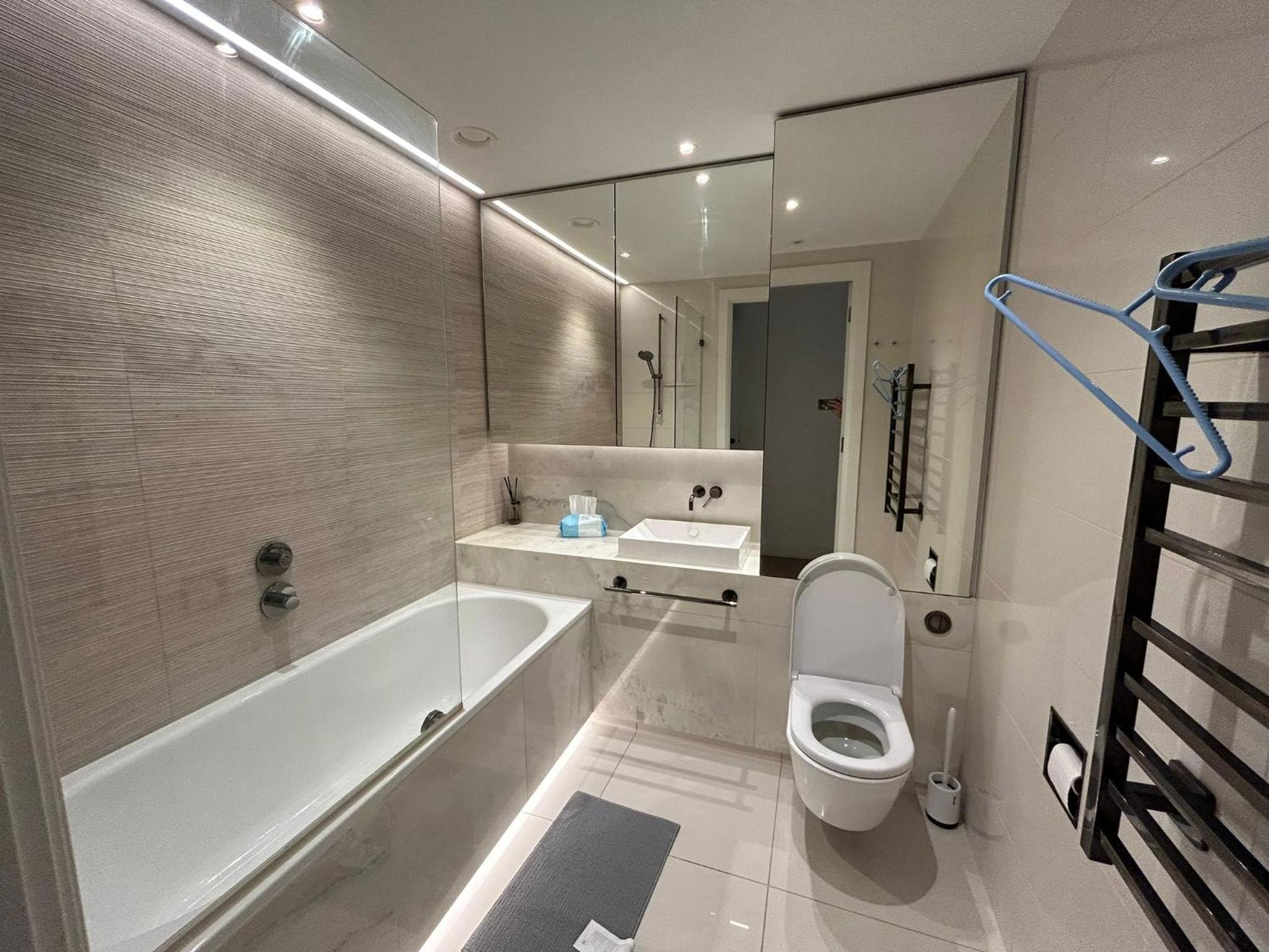 Luxury 2 Beds Apartment in White city