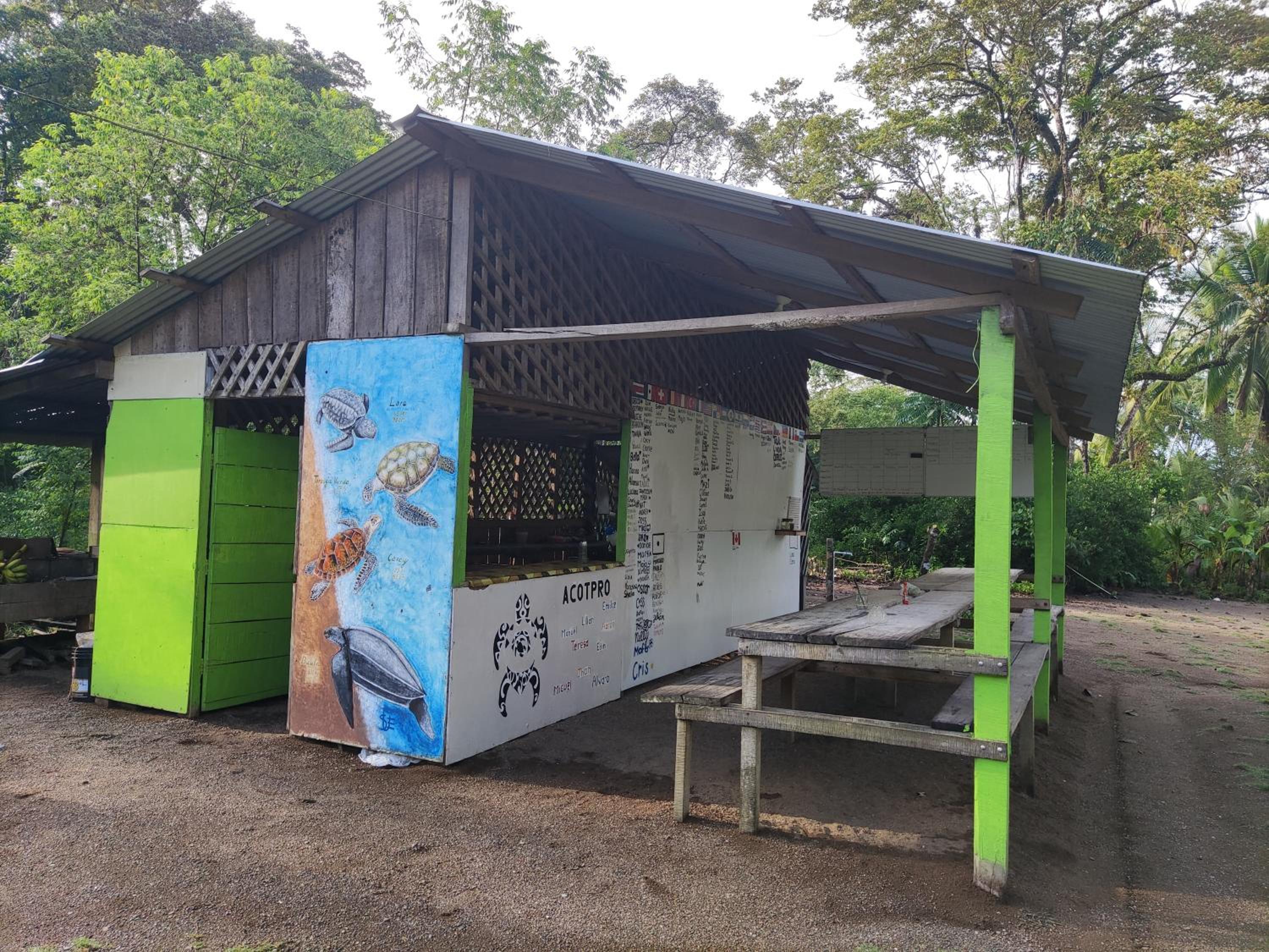 Habitación compartida con tres comidas incluidas y dos horas de electricidad diarias