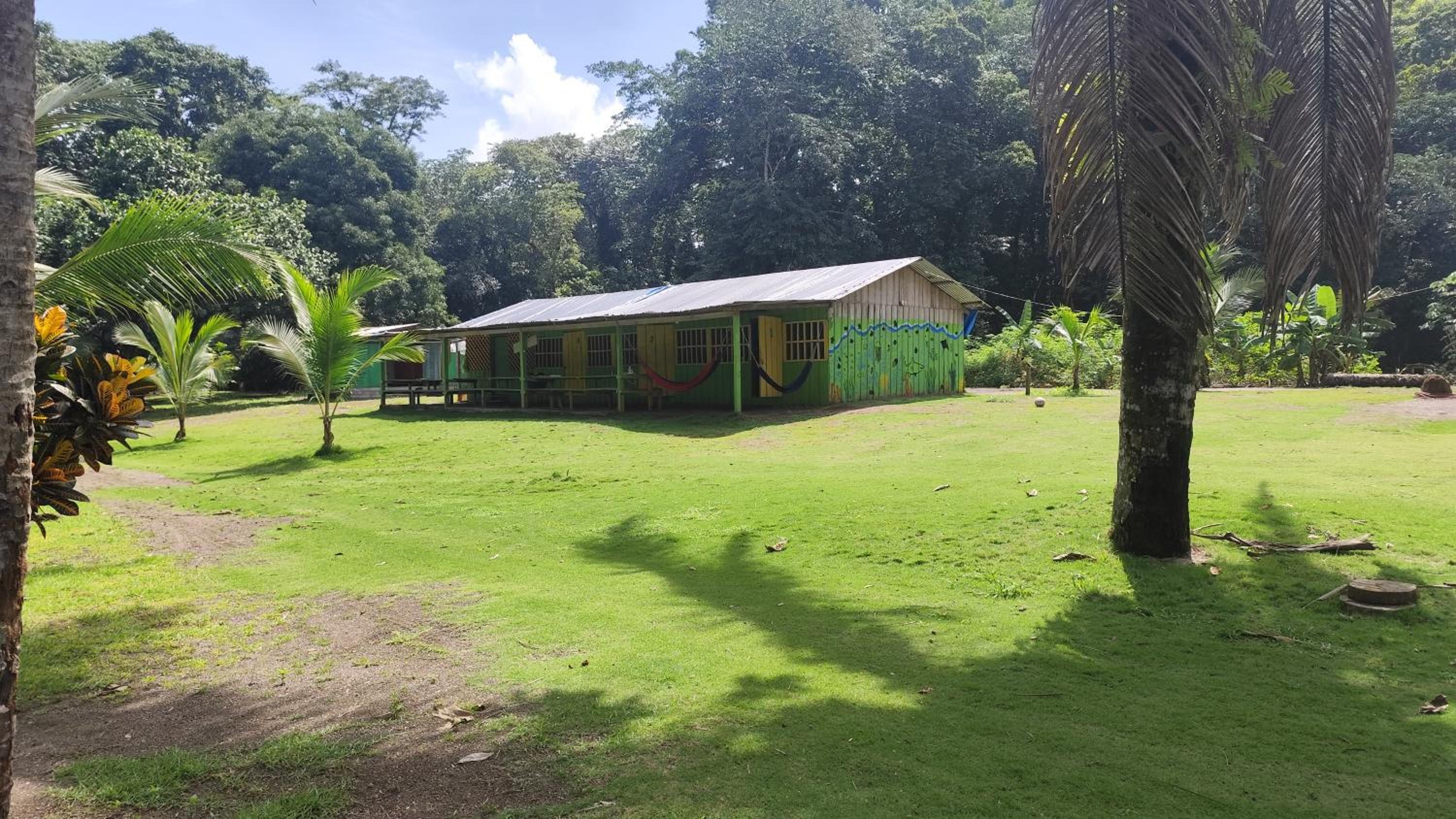 Habitación compartida con tres comidas incluidas y dos horas de electricidad diarias