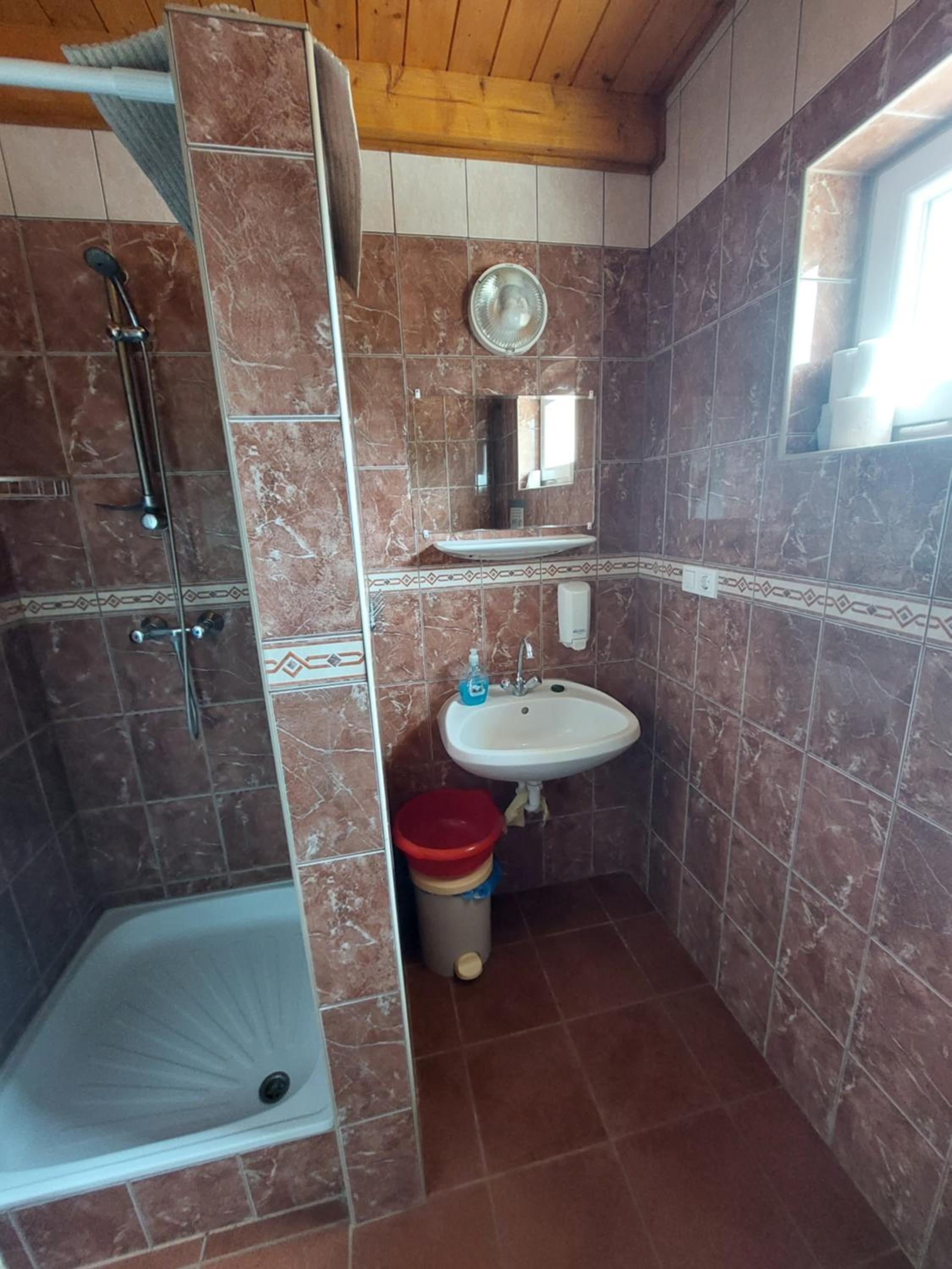 Kis vízparti házikó