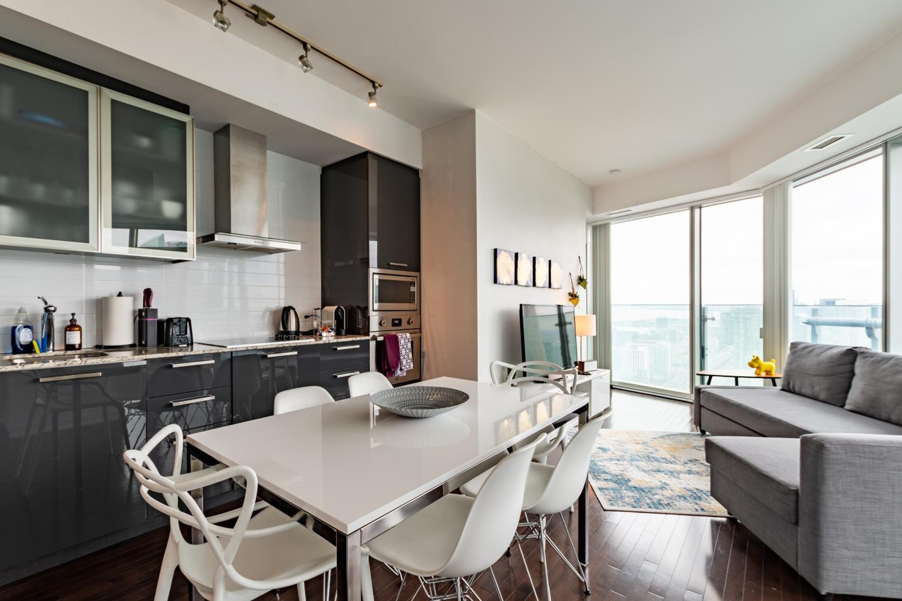 High Rise Condo with Stunning Lake and CN tower view