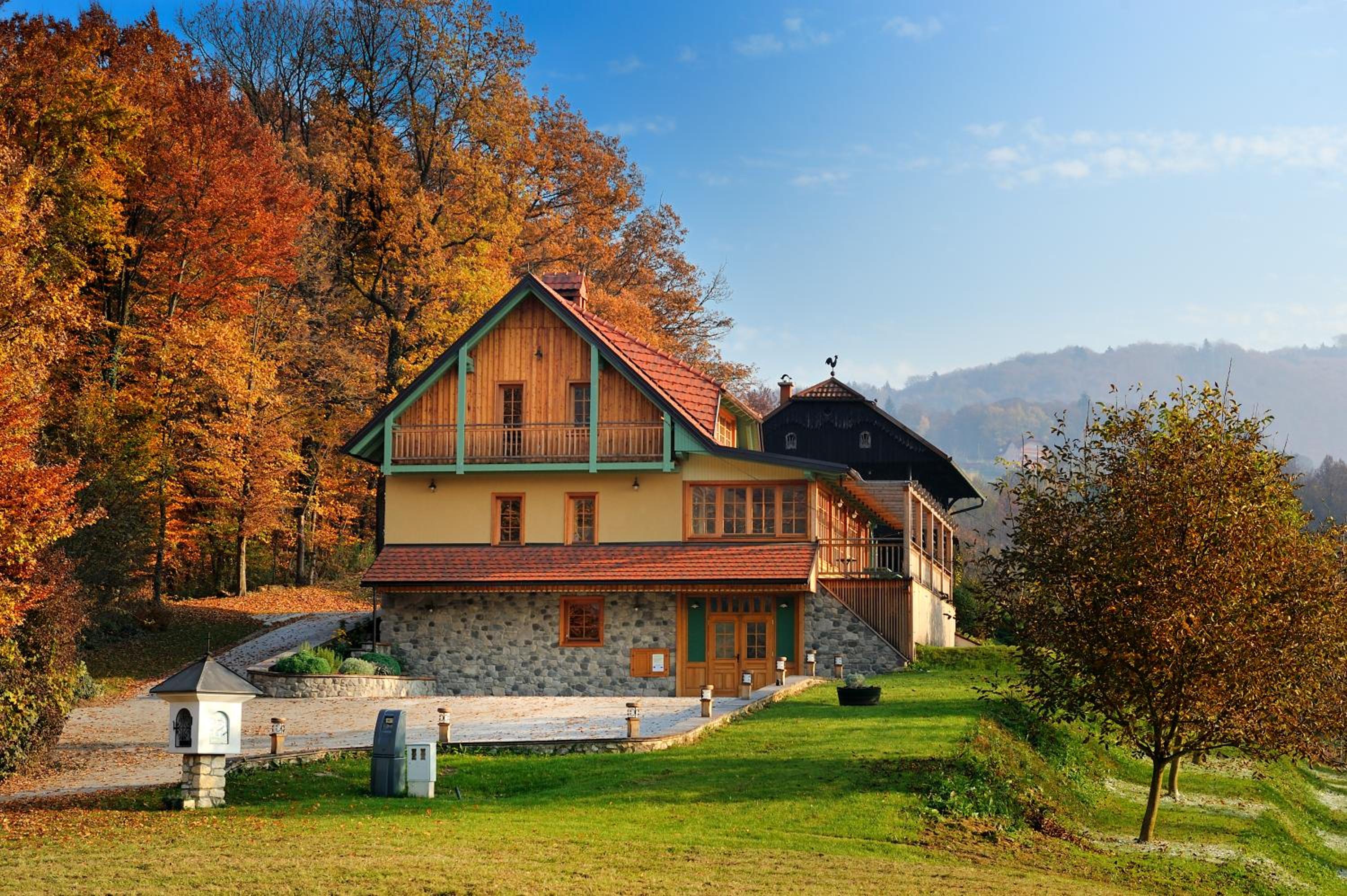 Villa Les with Hot tub & Sauna