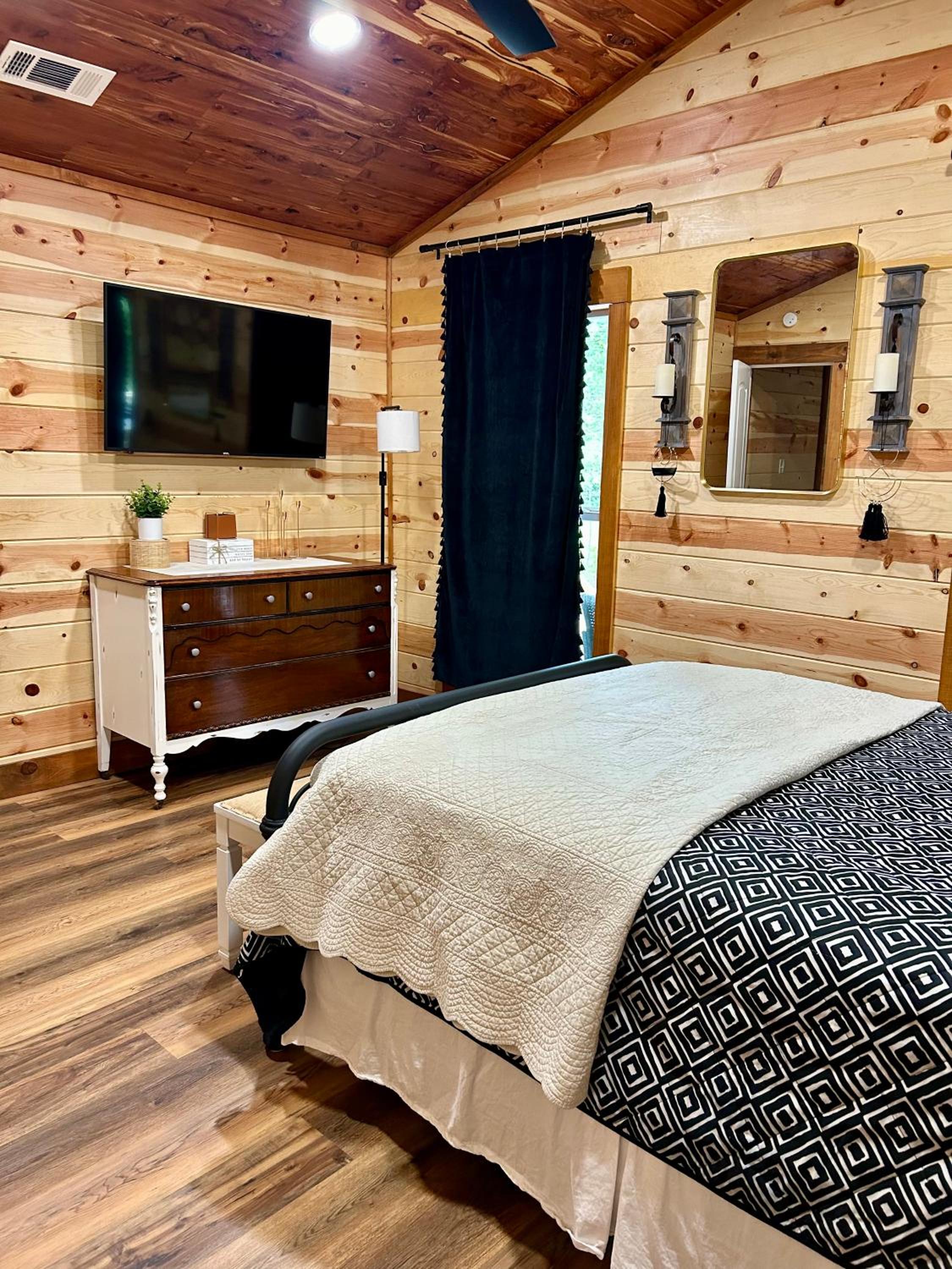 Livin on the Edge Cabin in Albert Pike, Beautiful! view 2