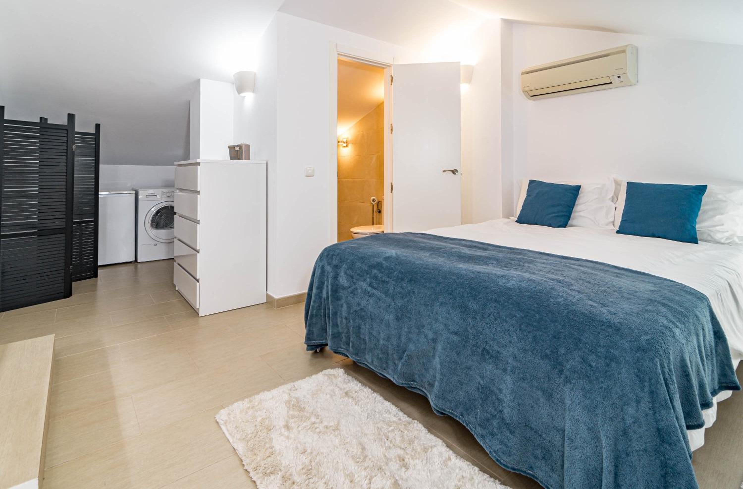 Luxury 3 bed Duplex Penthouse, 3 mins walk to the beach view 5
