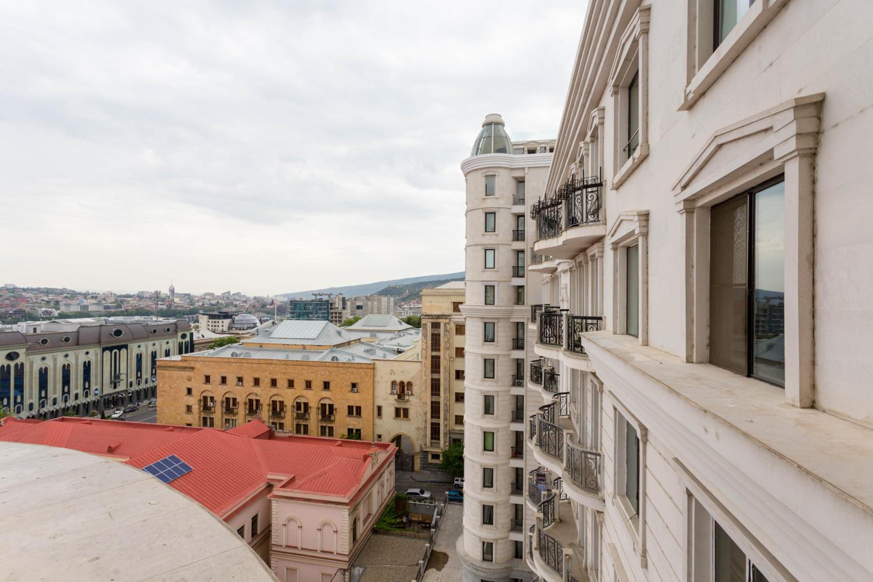 City Luxury Apartment l view 4