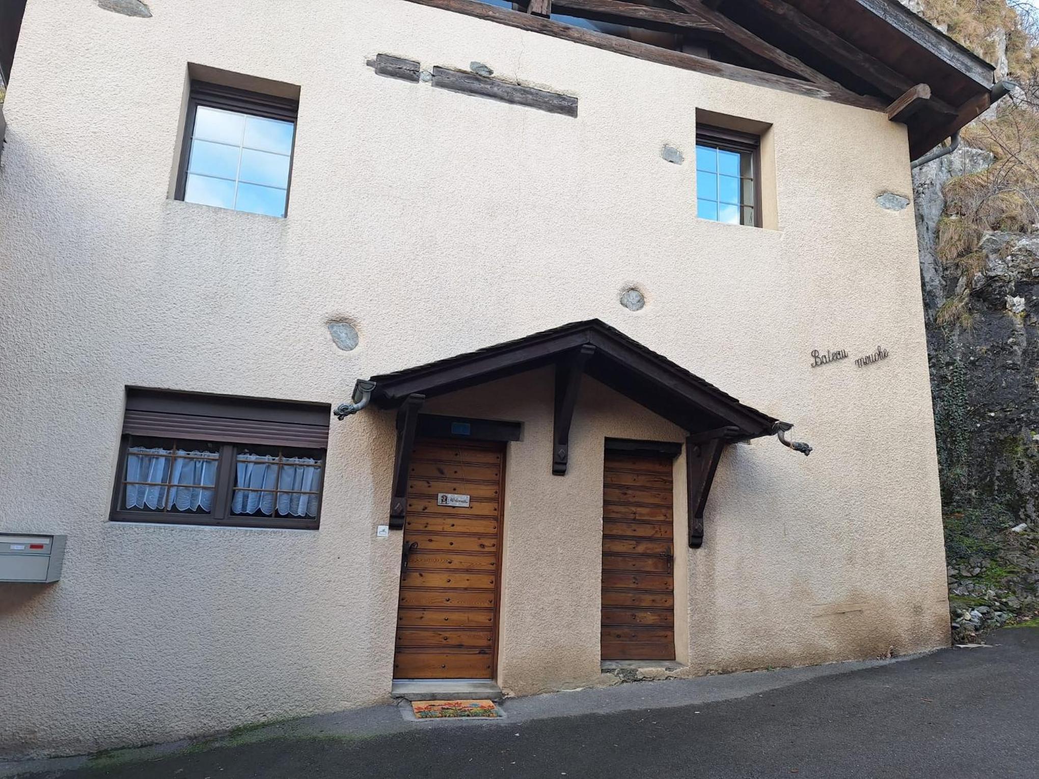 Au pied de la Tour