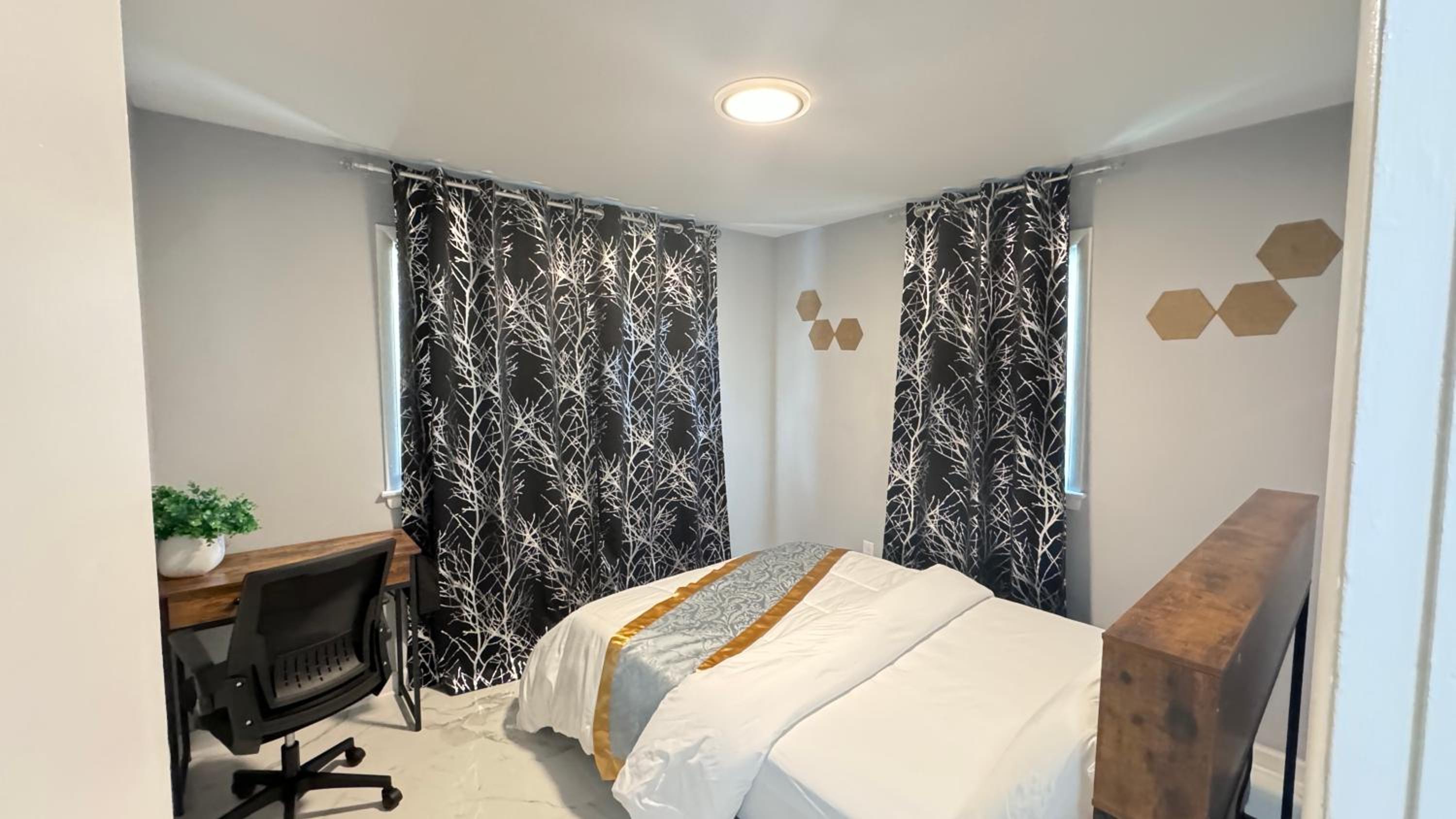 Class home near Washington DC FedEx Stadium and UMD