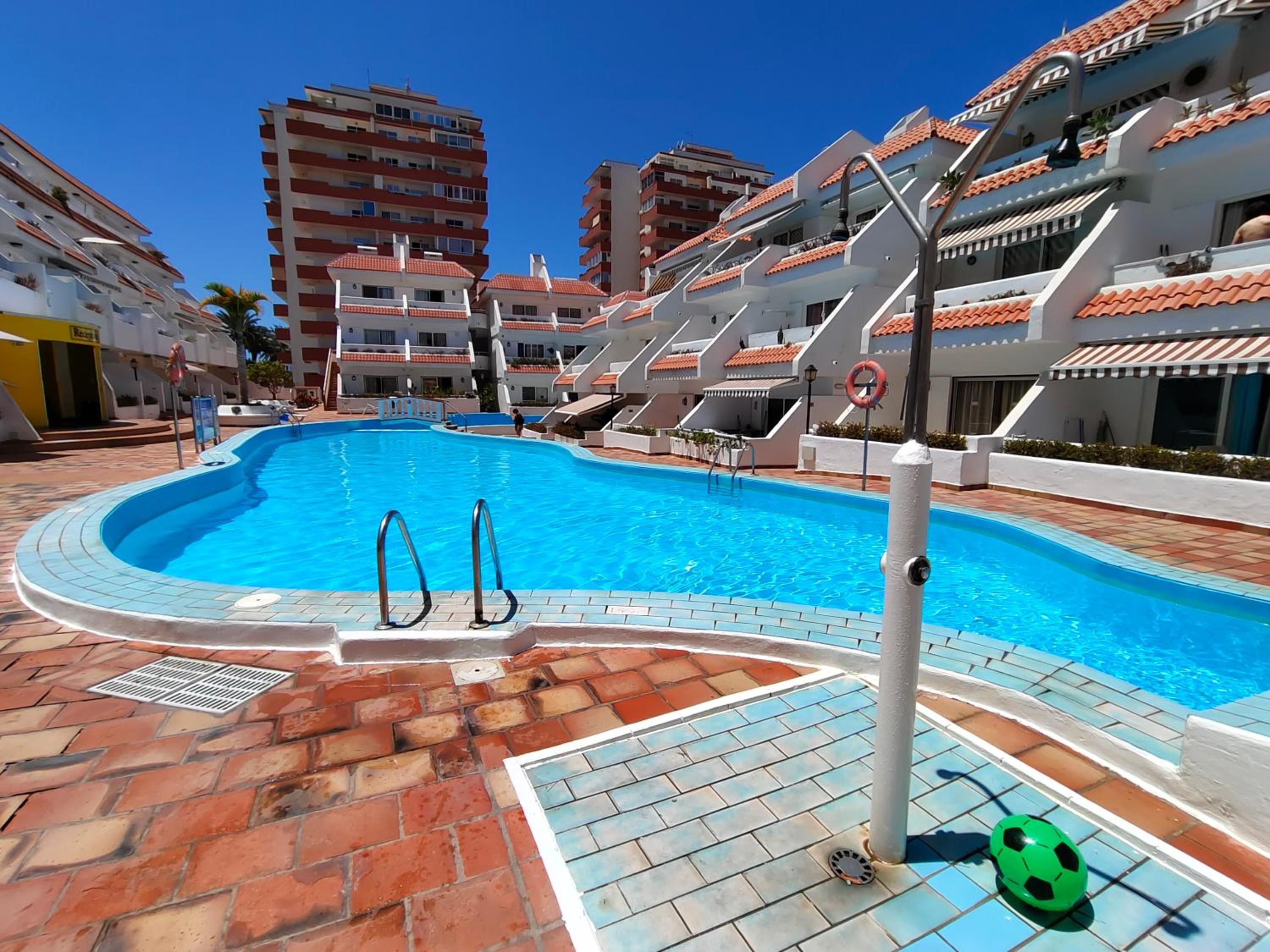 Hotel Blue Flowers - Image 1