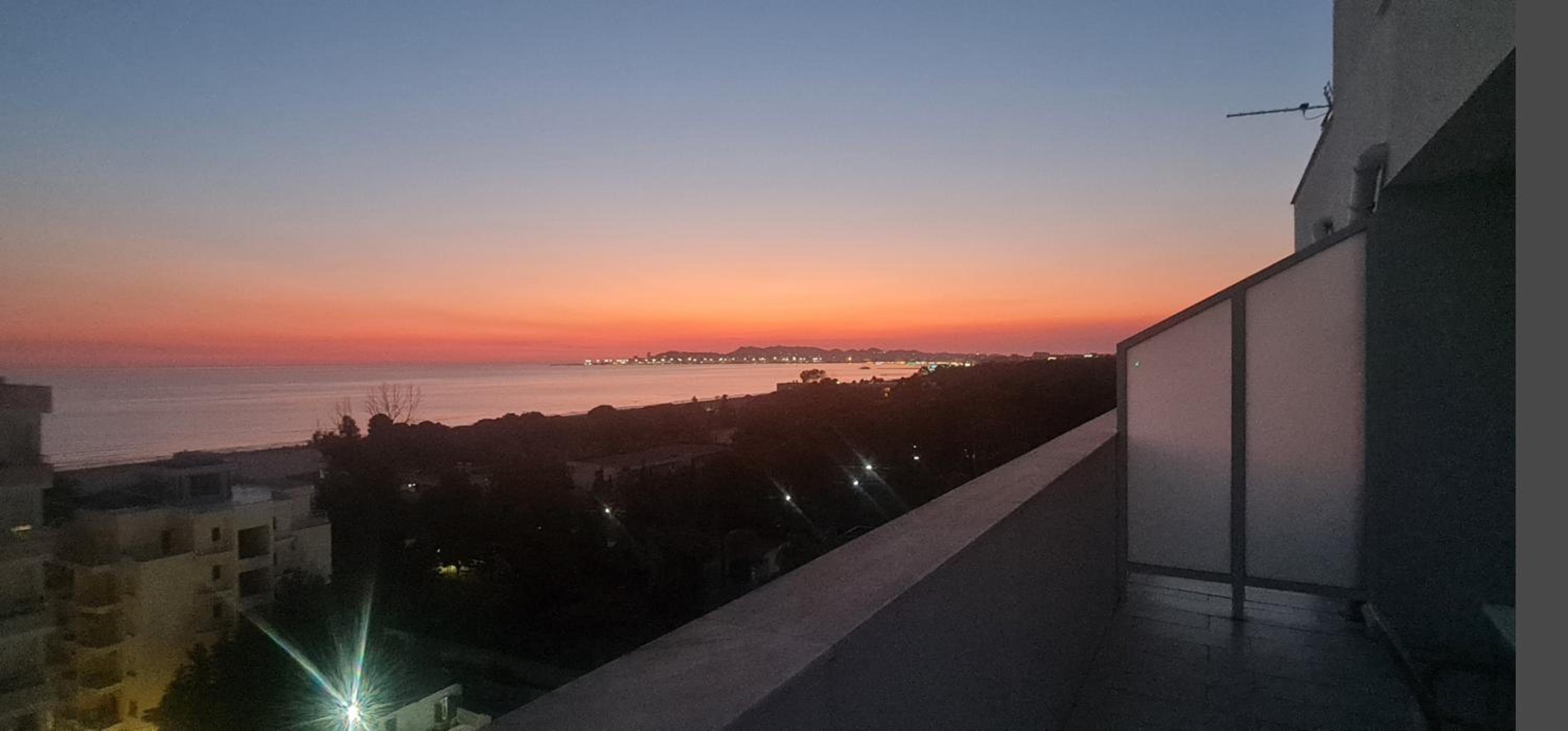 Penthouse d'exception avec Rooftop vue mer et colline 3 chambres sur 2 étages 100m de la plage