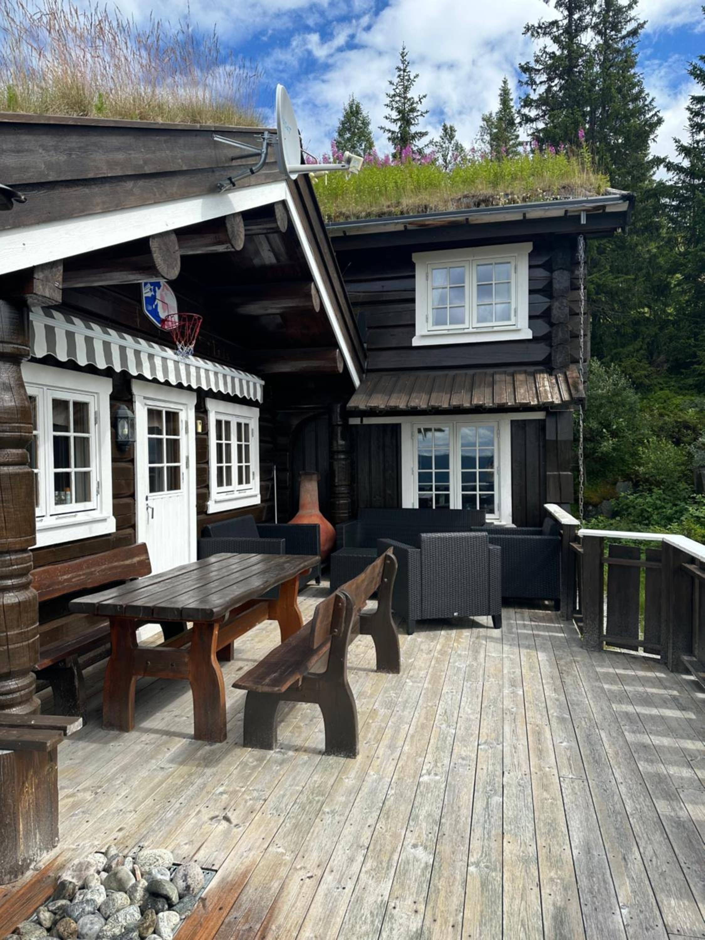 Laftehytte med torvtak view 4