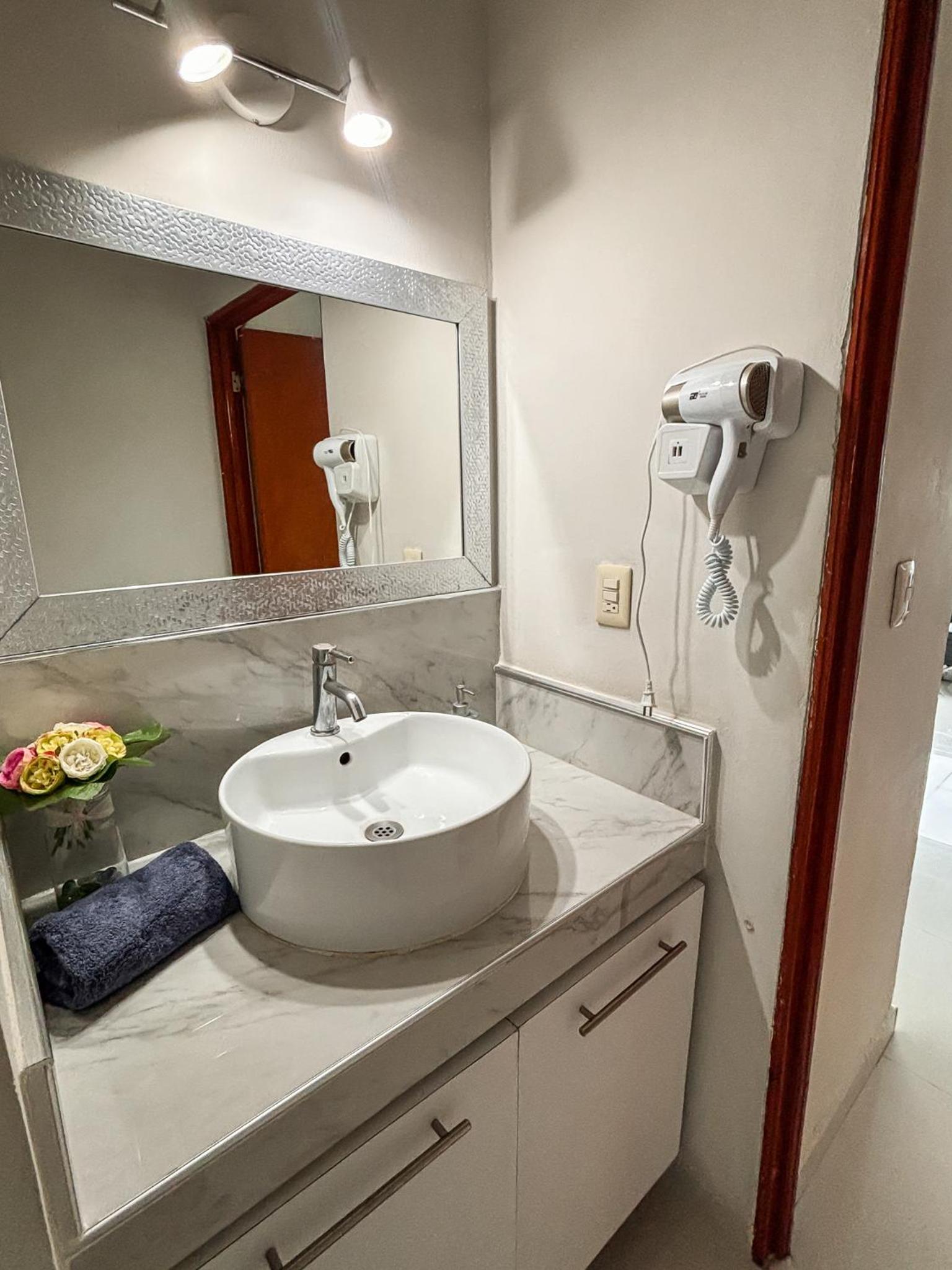 Brisas Shores 209 Beachfront Apartment with terrace, Cancun Hotel Zone, 1 bedroom