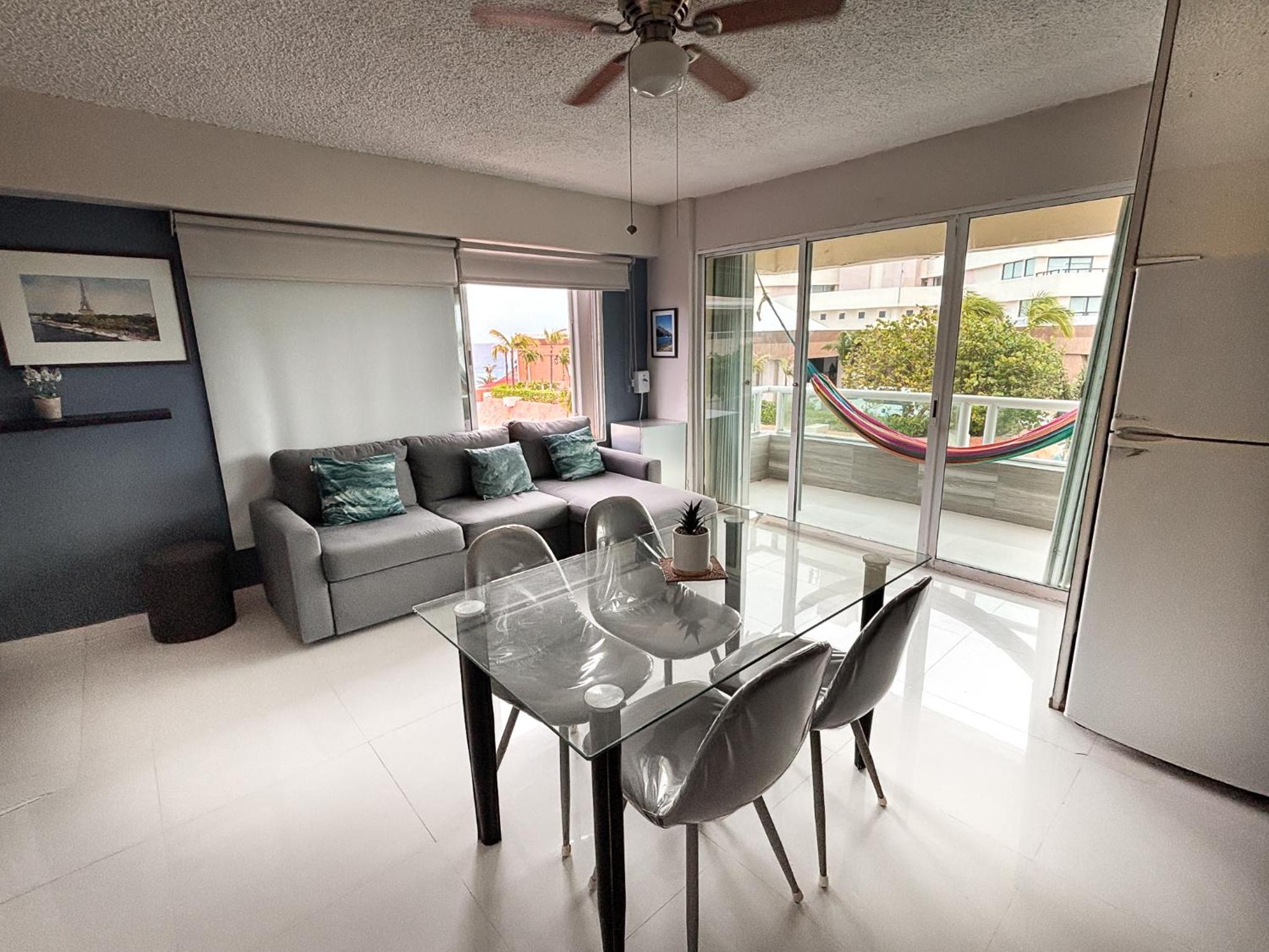 Brisas Shores 209 Beachfront Apartment with terrace, Cancun Hotel Zone, 1 bedroom