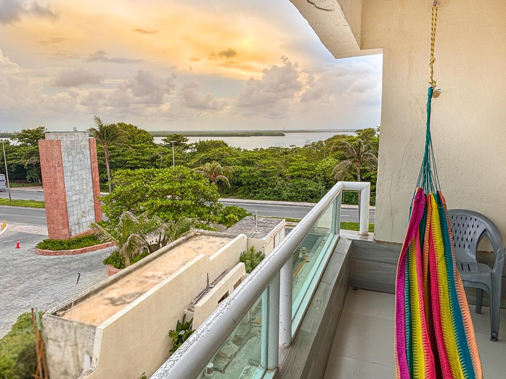 Brisas Shores 209 Beachfront Apartment with terrace, Cancun Hotel Zone, 1 bedroom