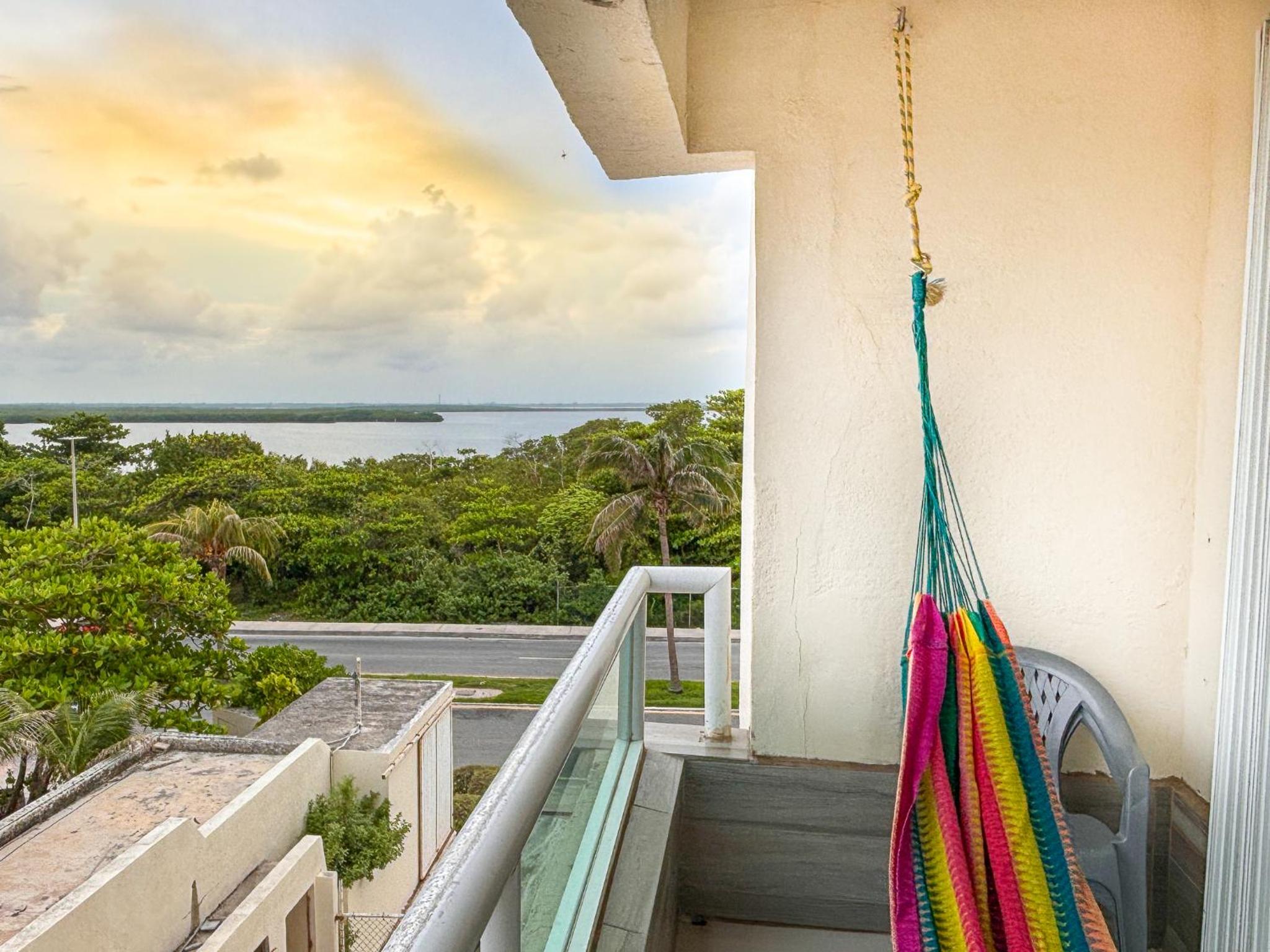 Brisas Shores 209 Beachfront Apartment with terrace, Cancun Hotel Zone, 1 bedroom
